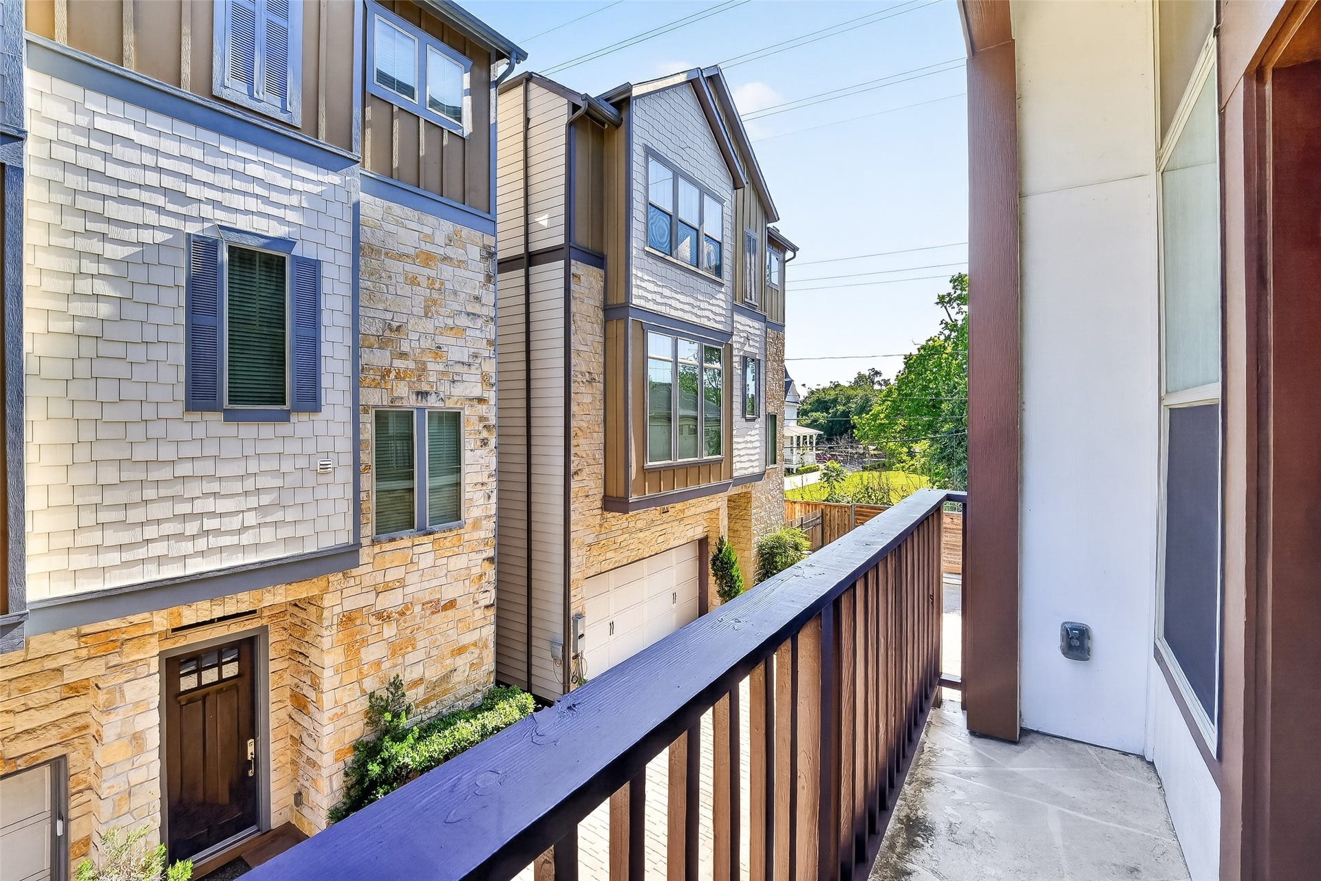 816 Yale Street, #C, Houston, TX 77007 This photo shows a view from the second floor balcony overlooking a charming residential area.