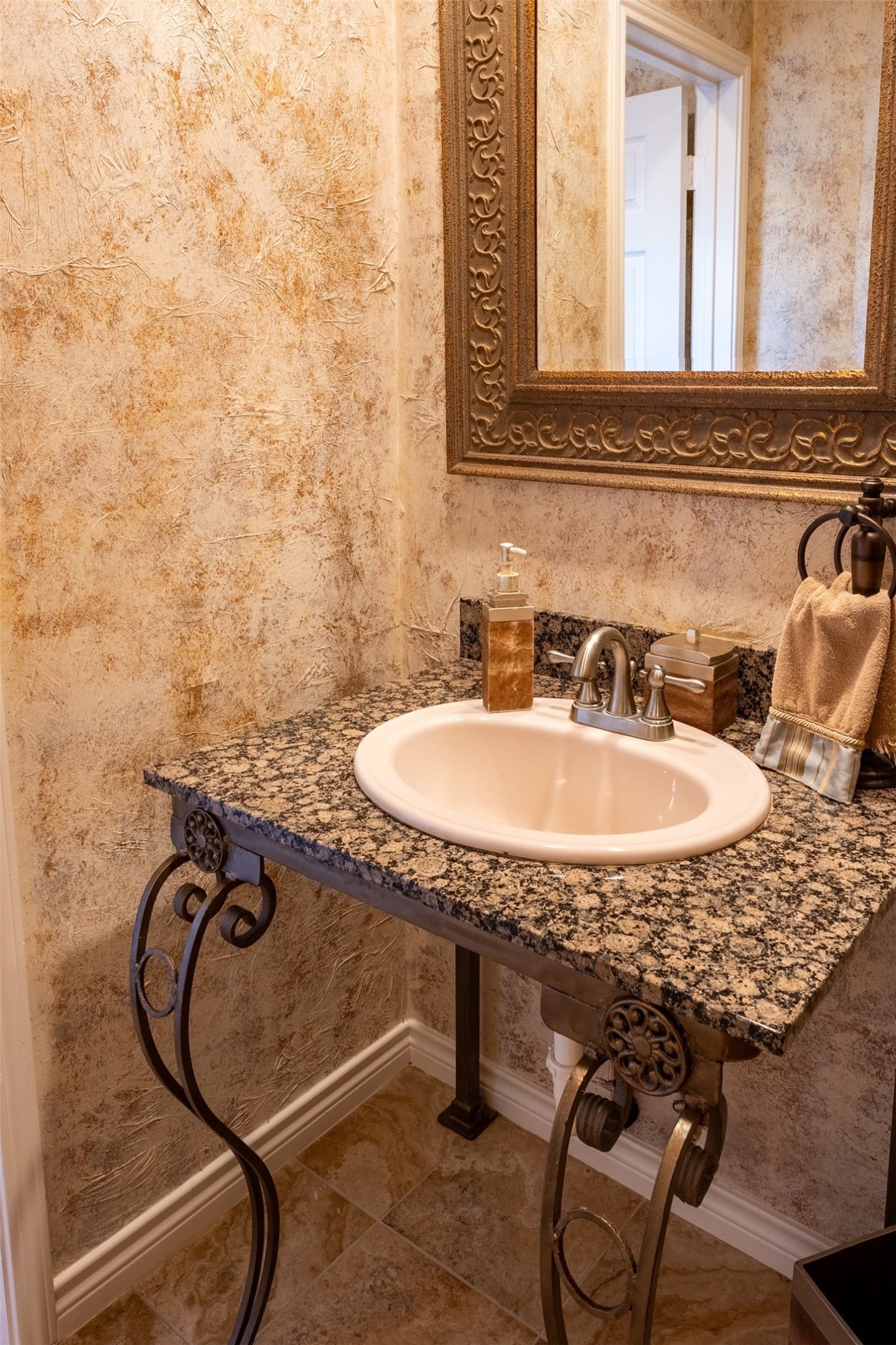 2402 Featherton Court, Sugar Land, TX 77478 Upstairs Full Bathroom
