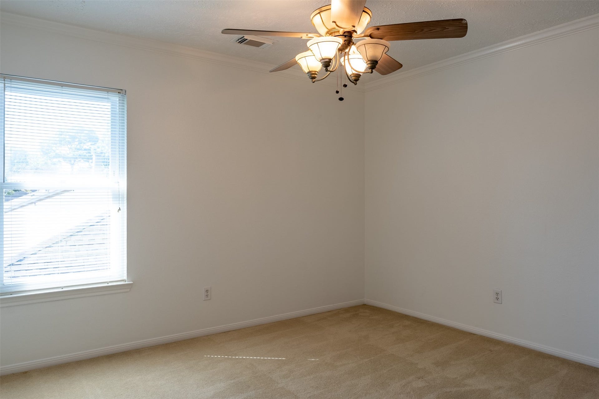 2402 Featherton Court, Sugar Land, TX 77478 Upstairs Secondary bedroom
