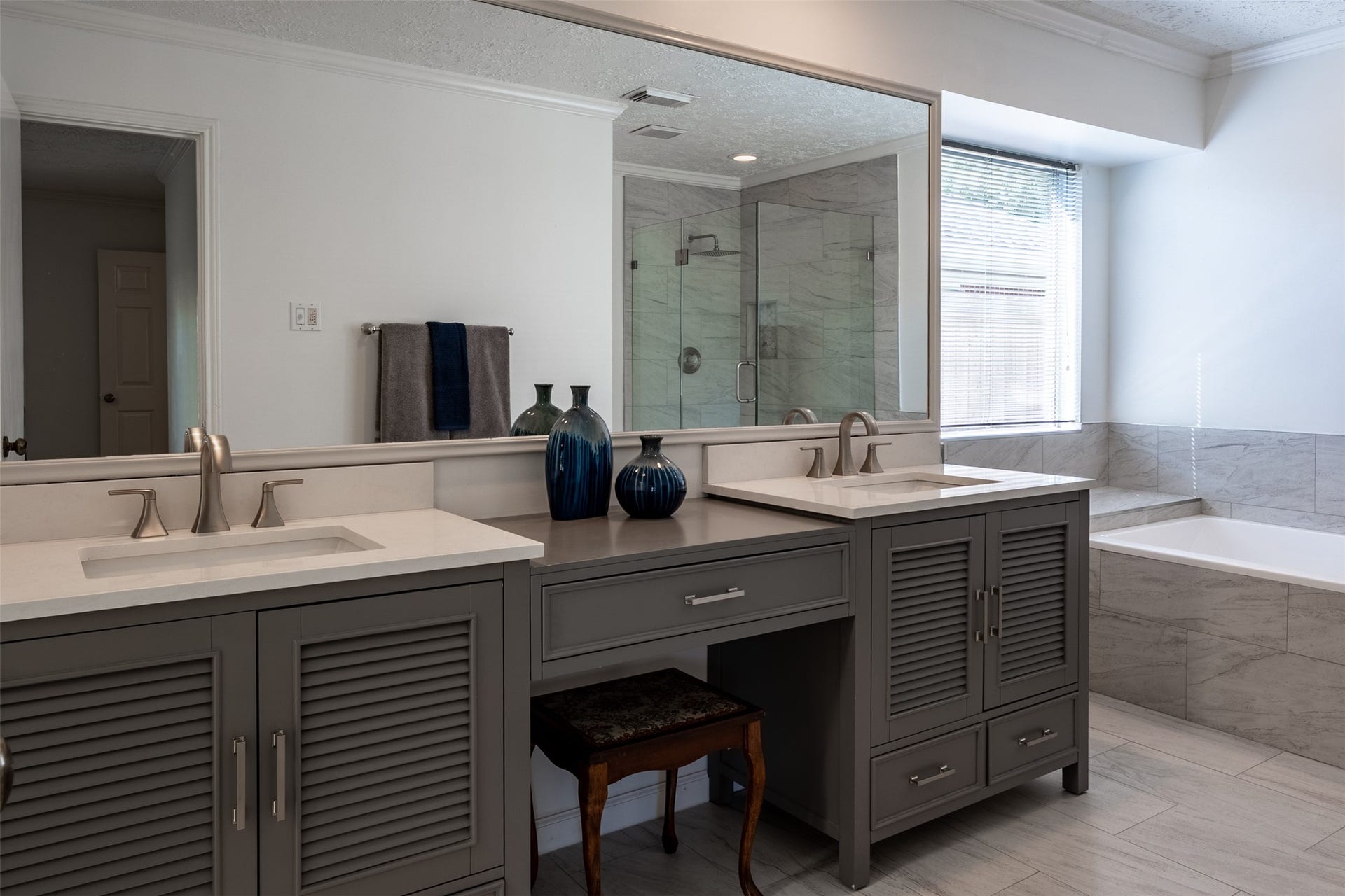 2402 Featherton Court, Sugar Land, TX 77478 Primary Bathroom