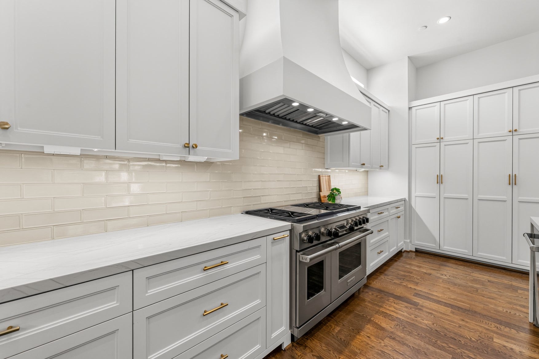 2328 Bissonnet Street, Houston, TX 77005 Many cabinets have pull out shelving!