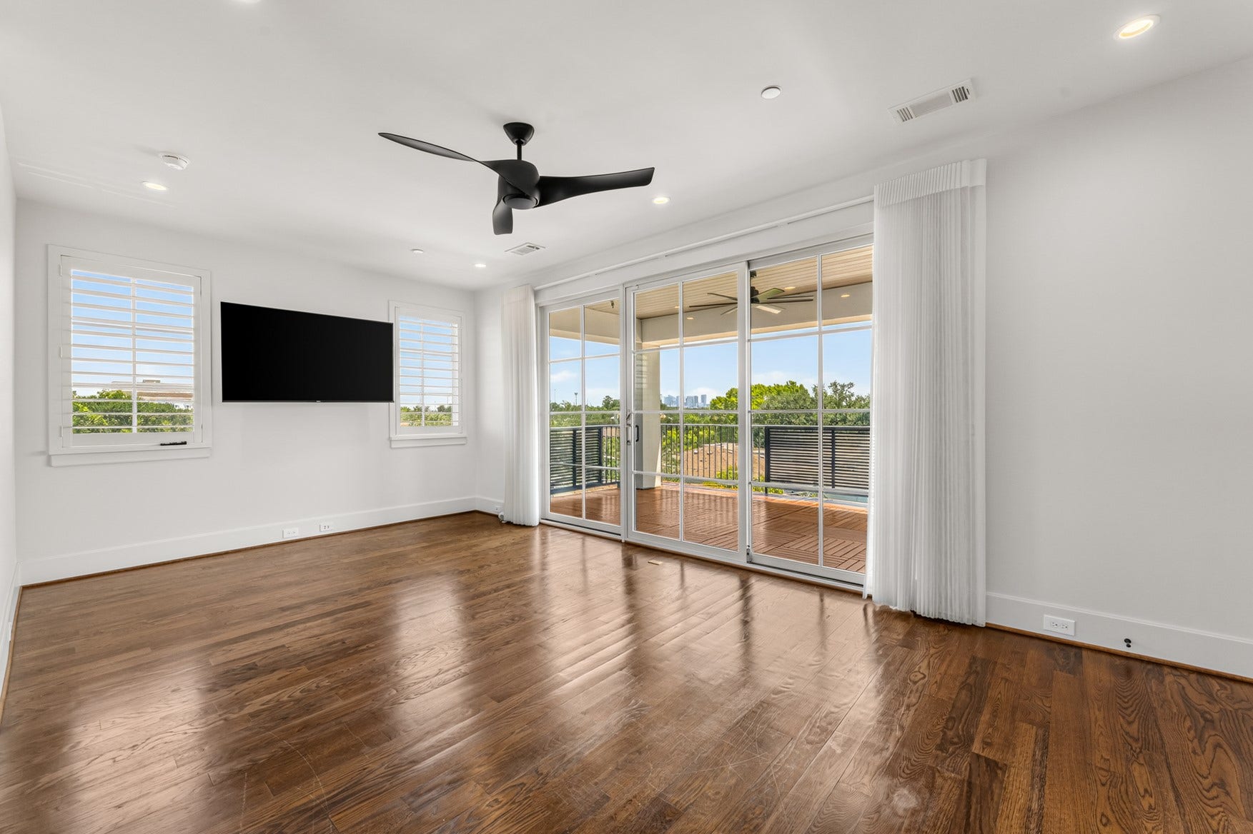 2328 Bissonnet Street, Houston, TX 77005 4th floor flex/game room and also a guesst suite with full bath. Motorized Hunter Douglas shades