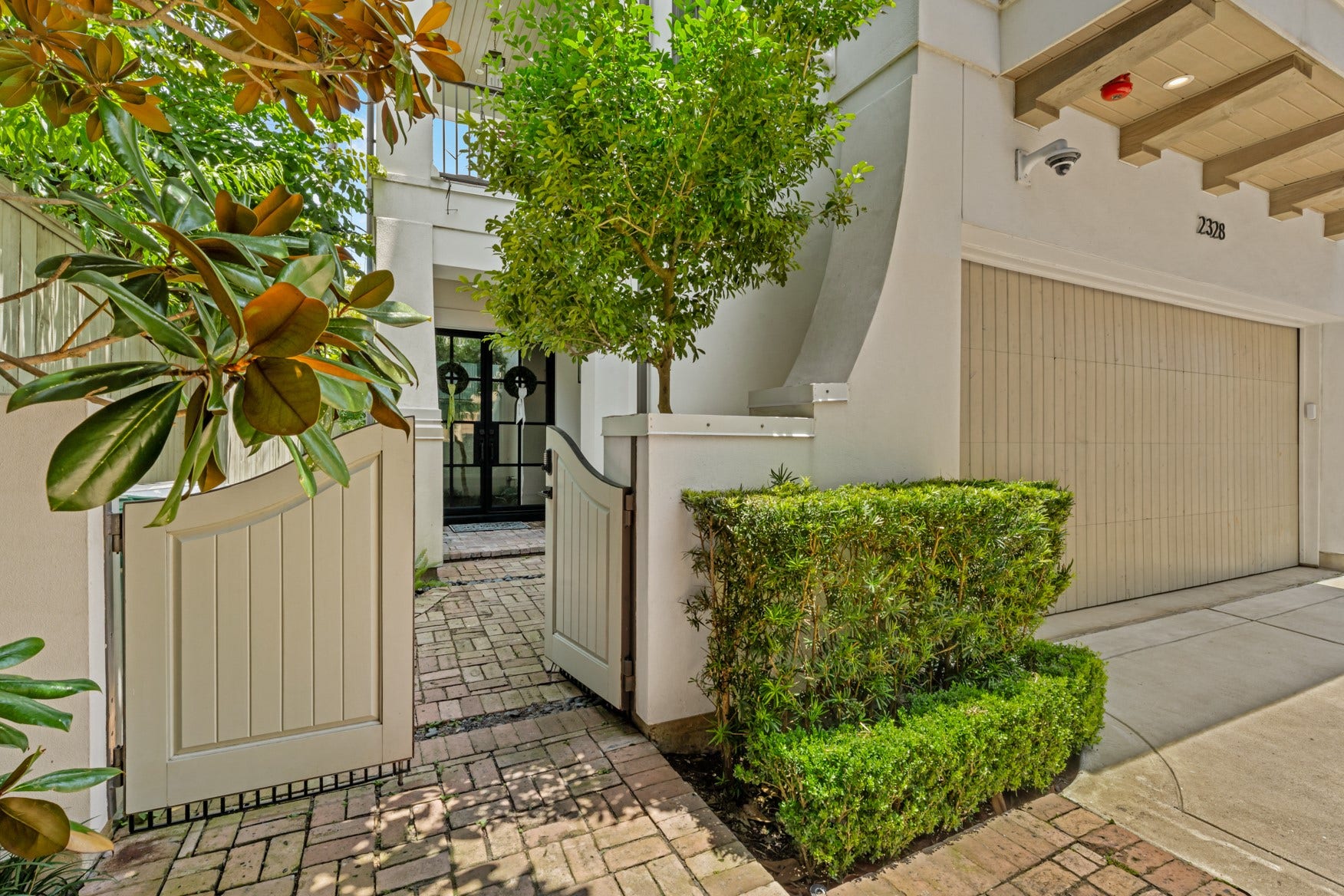 2328 Bissonnet Street, Houston, TX 77005 Perfectly positioned coveted rear home in quiet neighborhood. Corner unit with extra natural light!