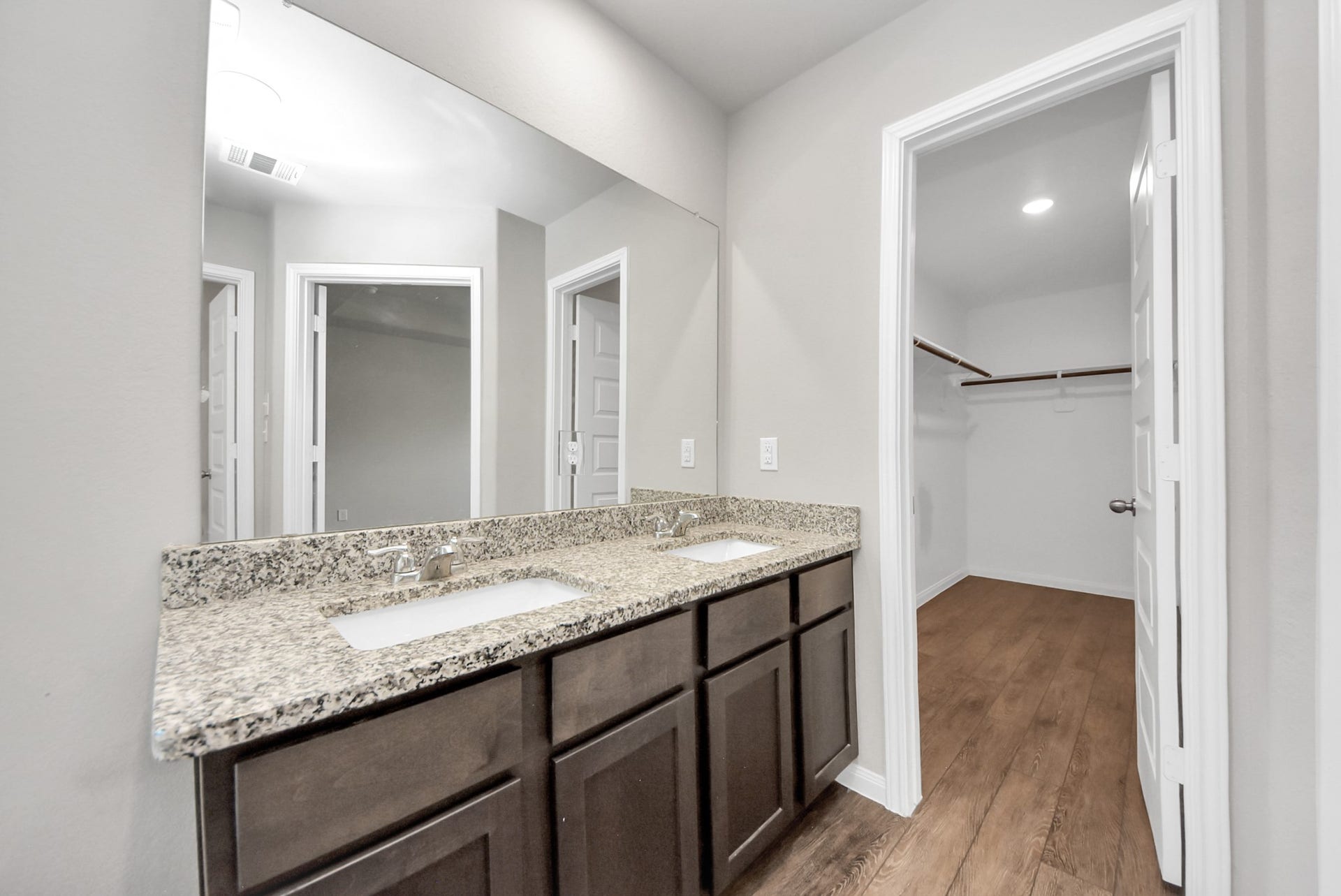 5411 Briana Dee Drive, Rosharon, TX 77583 Primary Bath