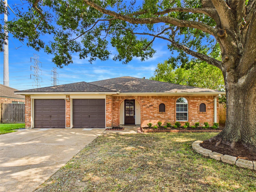 Property photo for 1817 Woodcrest Drive, Deer Park, TX