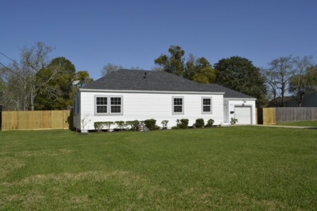 828 Holly Street, La Marque, TX 77568 Large Front yard