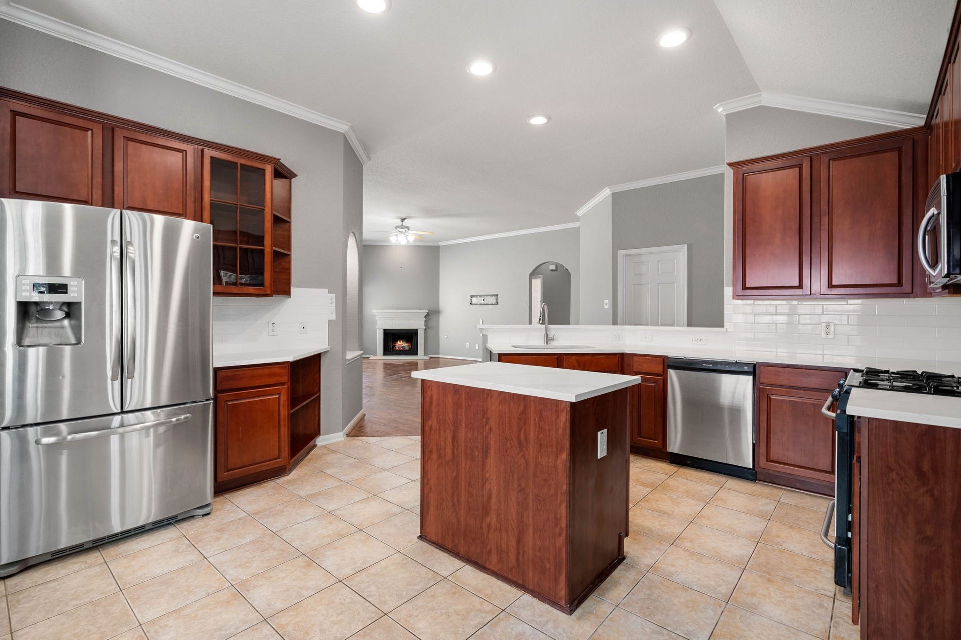 10422 Antelope Alley, Missouri City, TX 77459 The spacious kitchen is open to the family room, ensuring the cook never misses out on the conversation. Stainless steel appliances and recessed lighting create a modern and well-appointed culinary workspace.