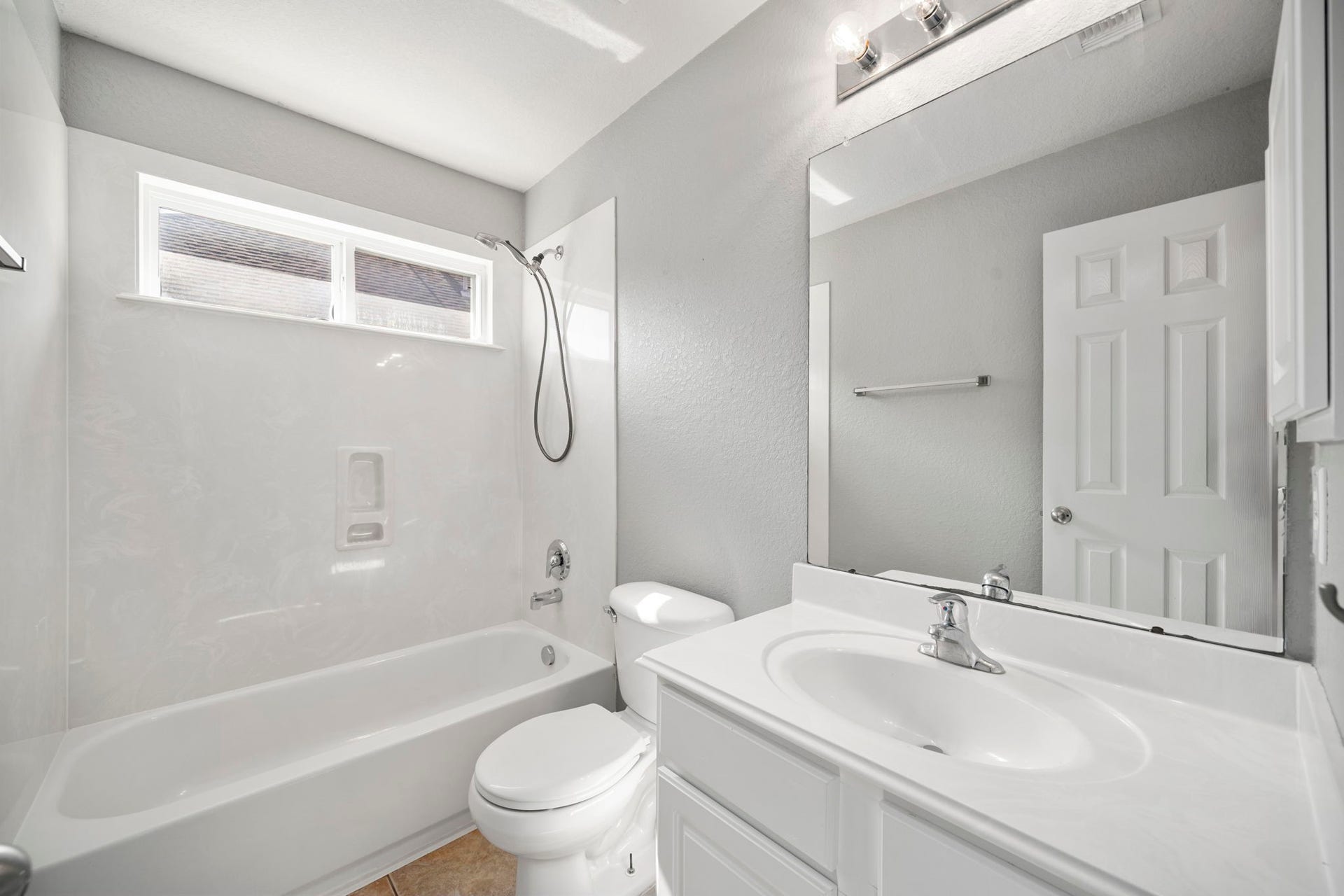 10422 Antelope Alley, Missouri City, TX 77459 The secondary bathroom is well-appointed with a clean vanity and a practical tub/shower combo. It is conveniently located to serve the secondary bedrooms and guests alike.