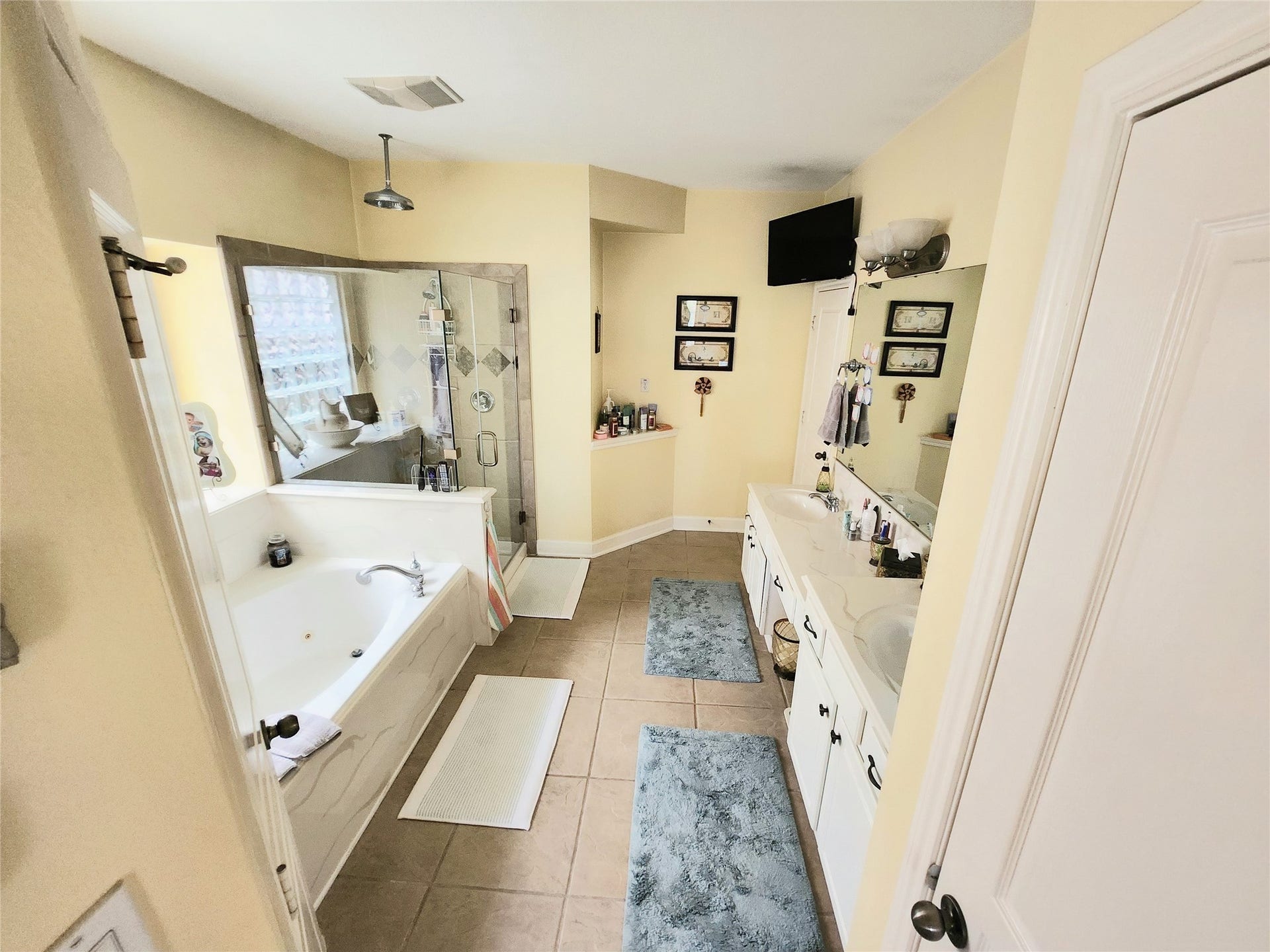 14330 Dunrobin Way, Sugar Land, TX 77498 Luxurious and inviting primary bathroom