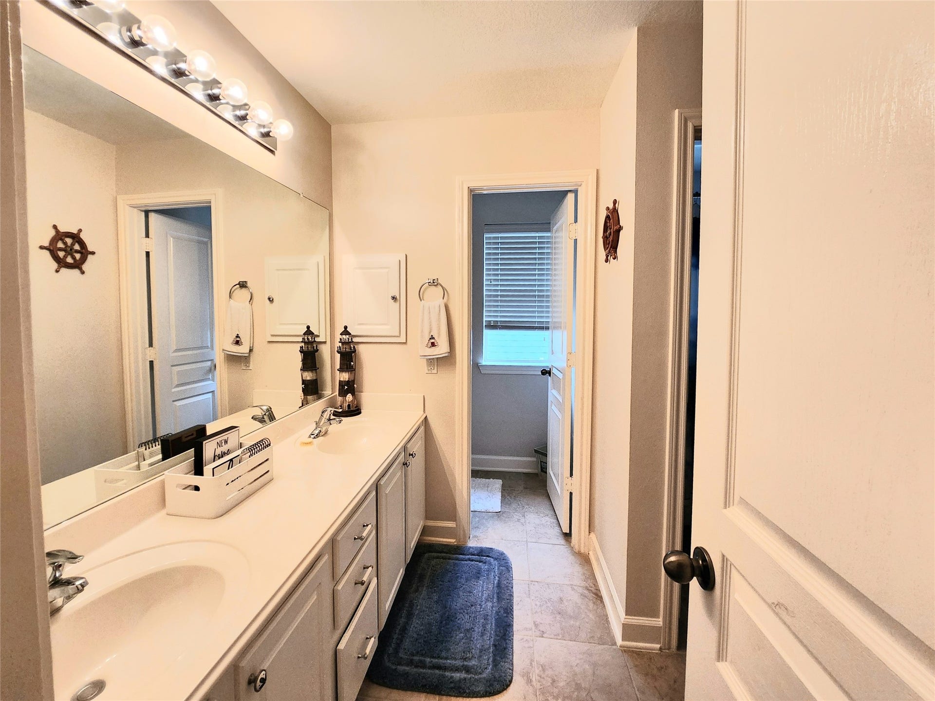 14330 Dunrobin Way, Sugar Land, TX 77498 Upstairs double sinks, tub and shower upstairs
