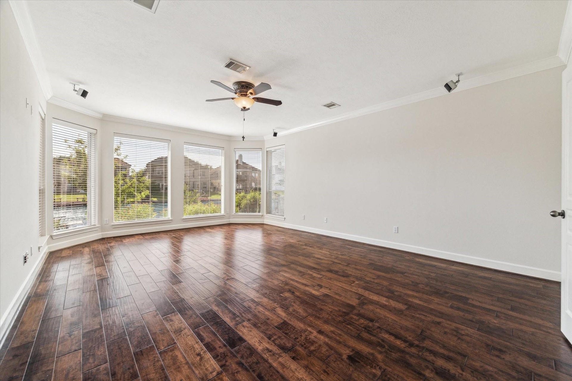 14330 Dunrobin Way, Sugar Land, TX 77498 The downstairs primary bedroom