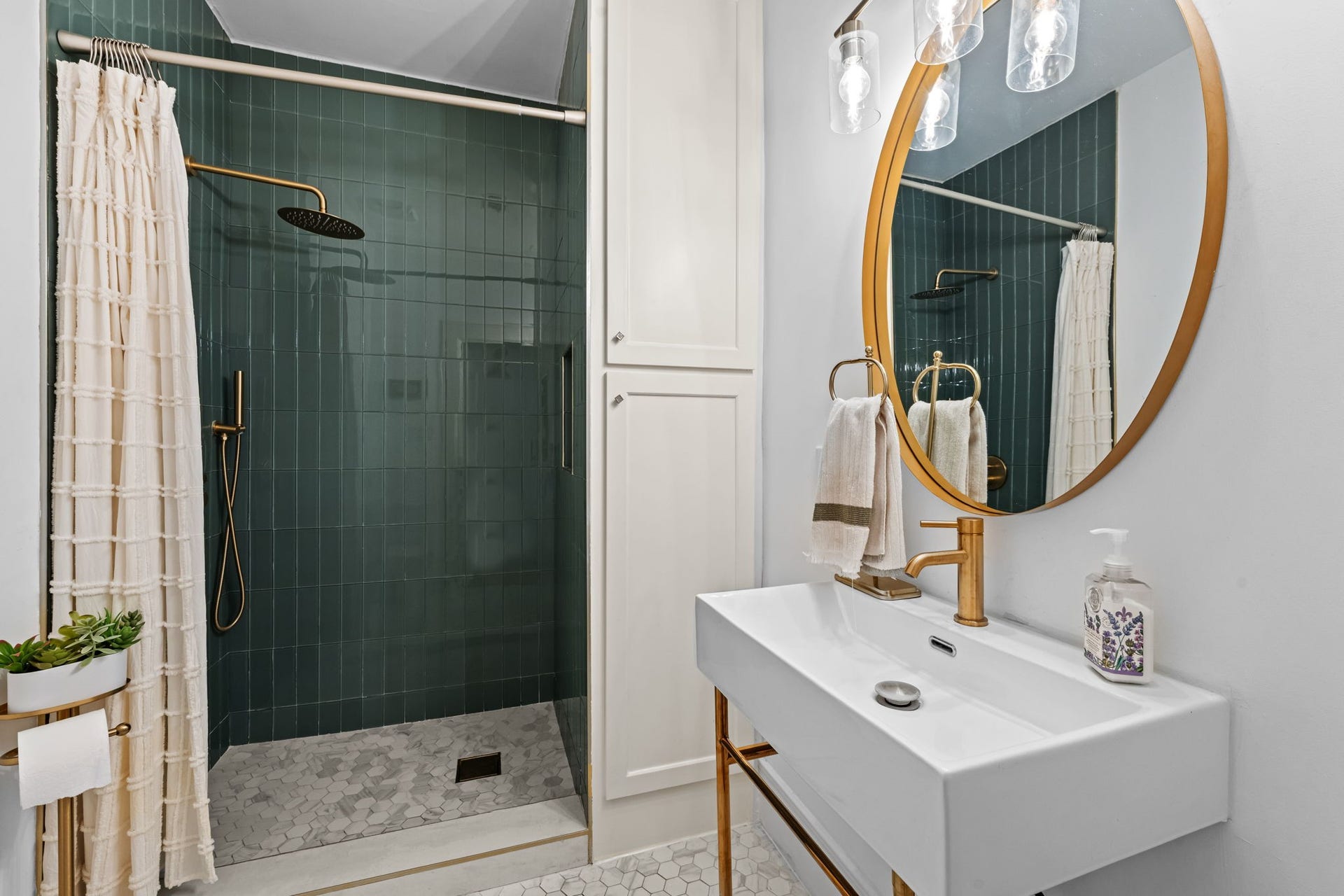 Secondary bathroom just behind the front room