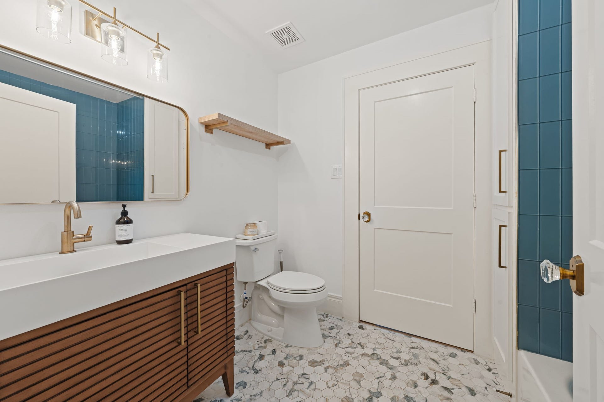 Full bathroom for bedrooms 2 + 3 on ground level.
