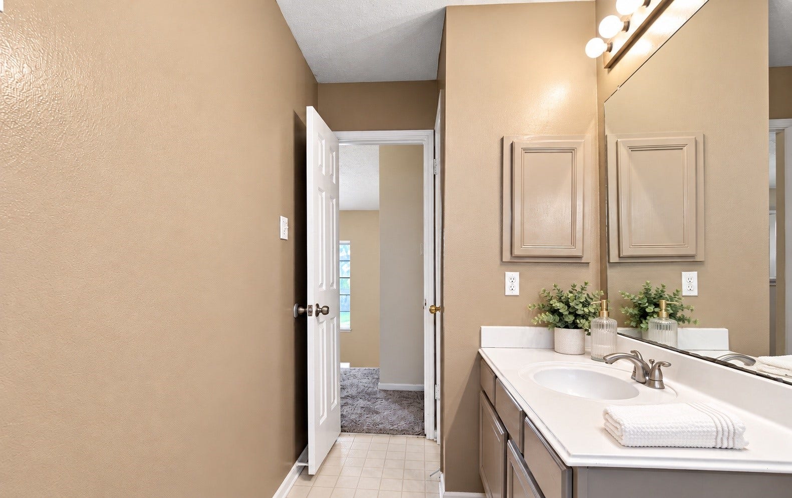 The secondary bathroom!