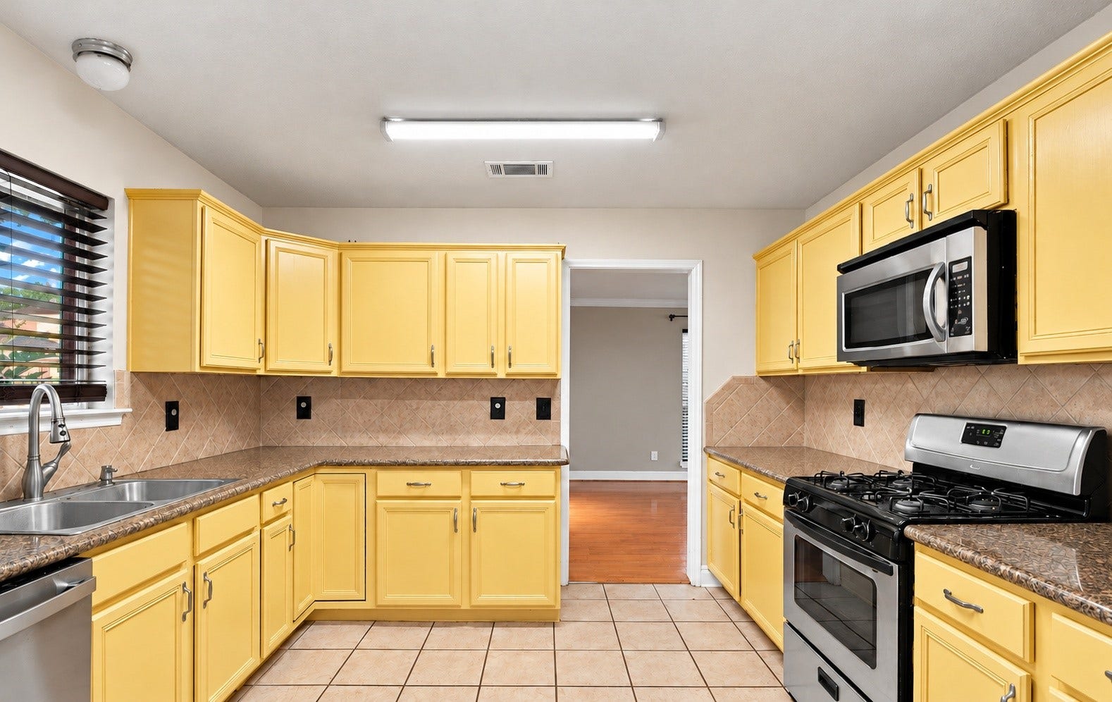Kitchen with ALL appliances included!