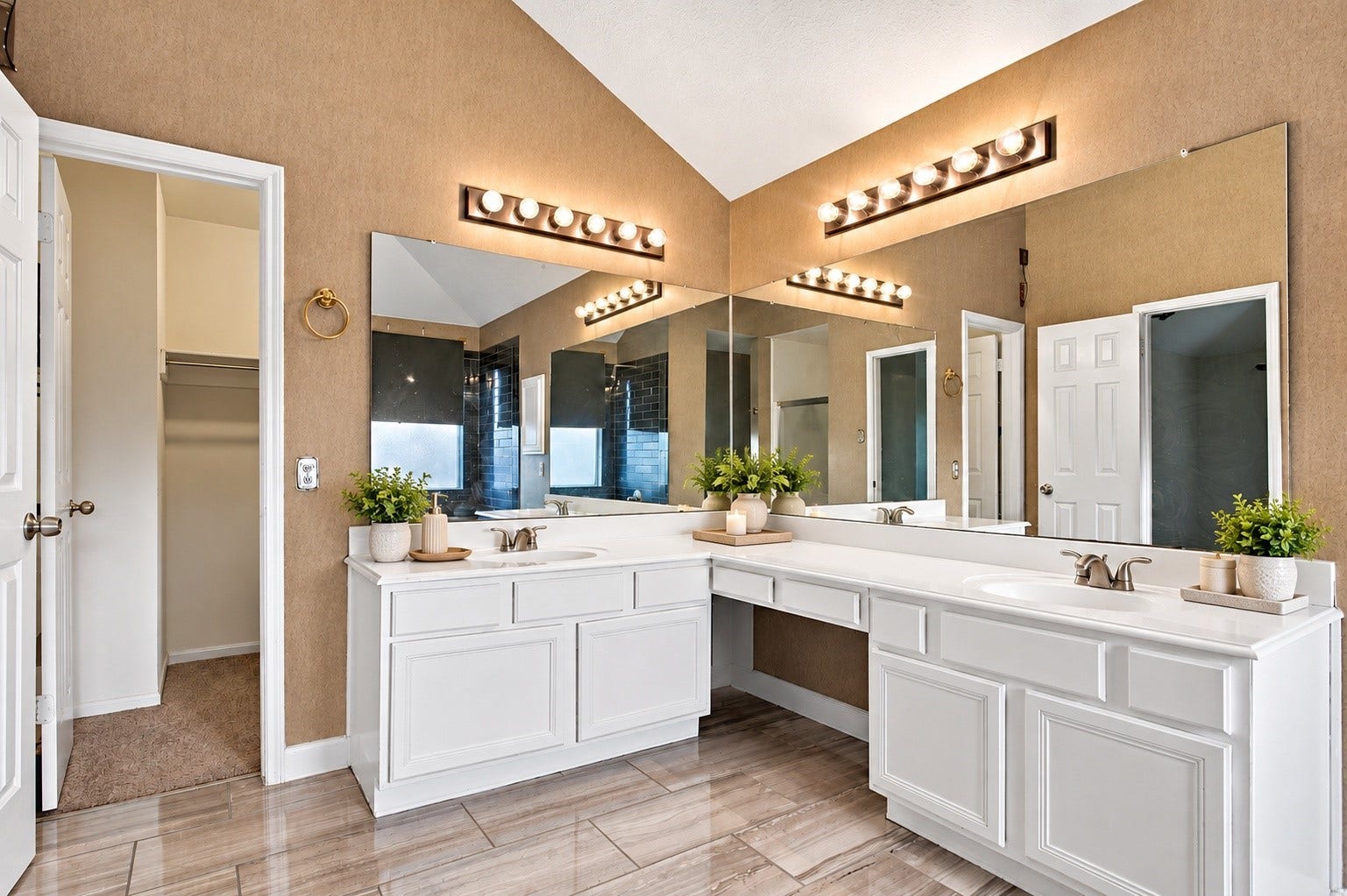Two sinks with a walk-in closet!!