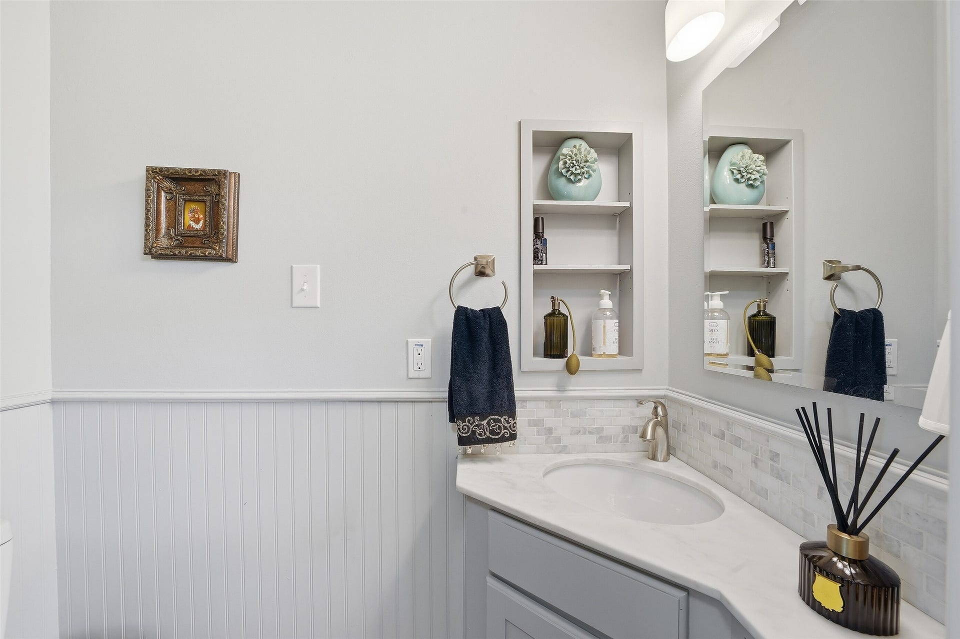 7611 Mauna Kai Drive, Houston, TX 77095 Half bath.