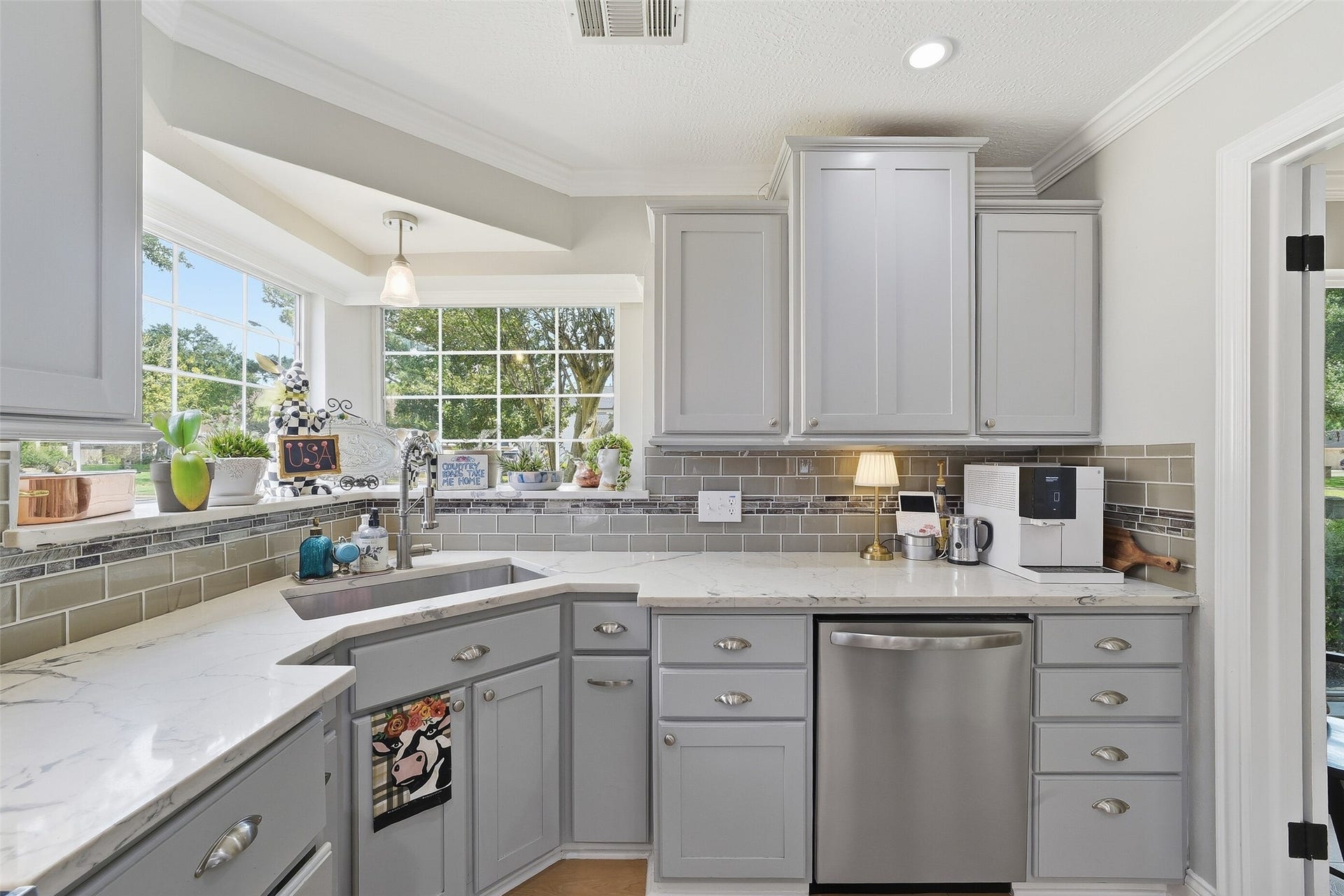 7611 Mauna Kai Drive, Houston, TX 77095 Sunshine filled kitchen with quartz countertops and great appliances.