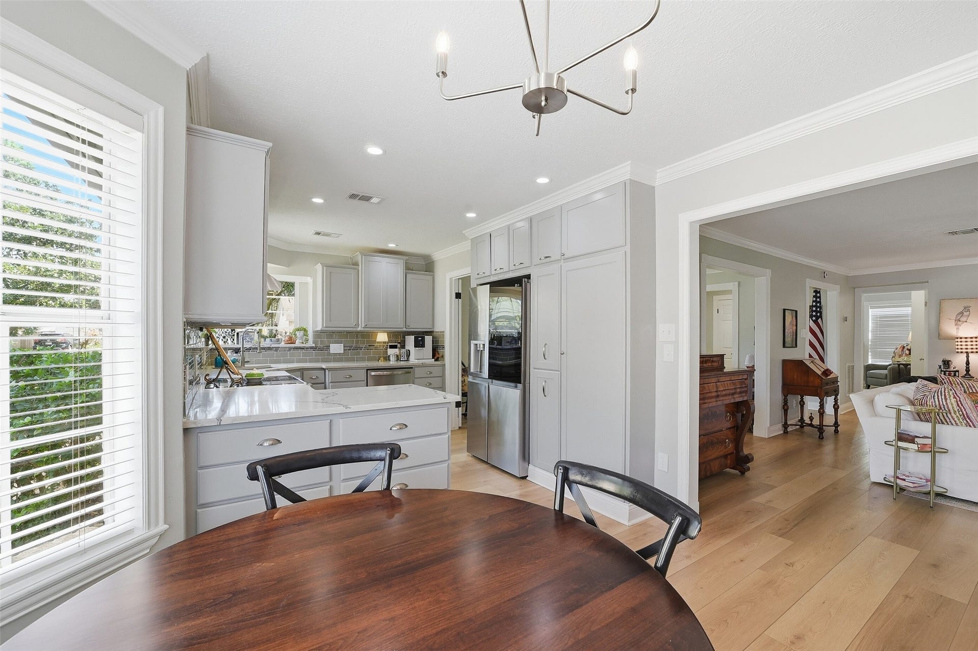 7611 Mauna Kai Drive, Houston, TX 77095 Kitchen is open enough to family room, but not so open that guests would see dishes in the sink.