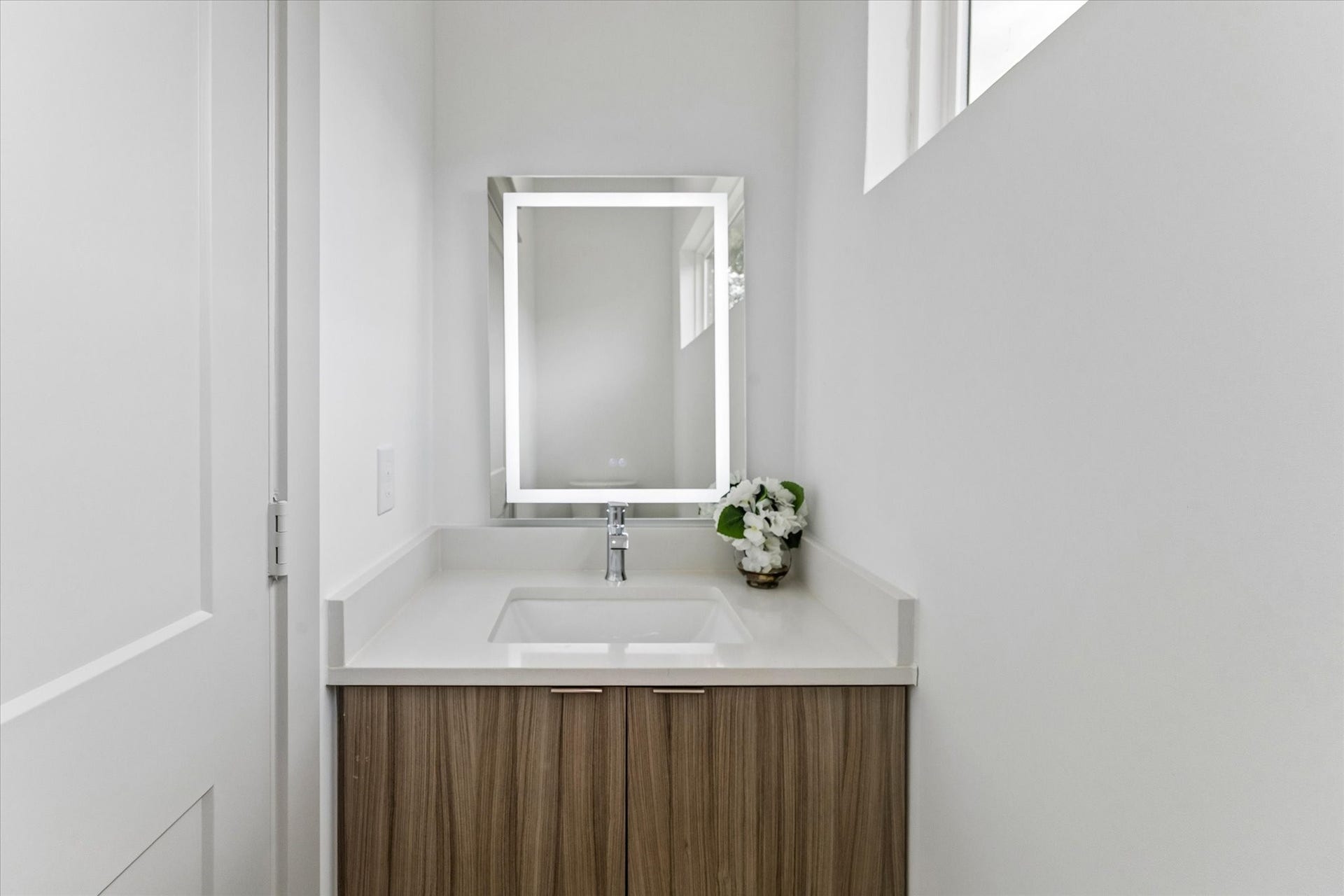 1605 Utah Street, Houston, TX 77007 Powder bath