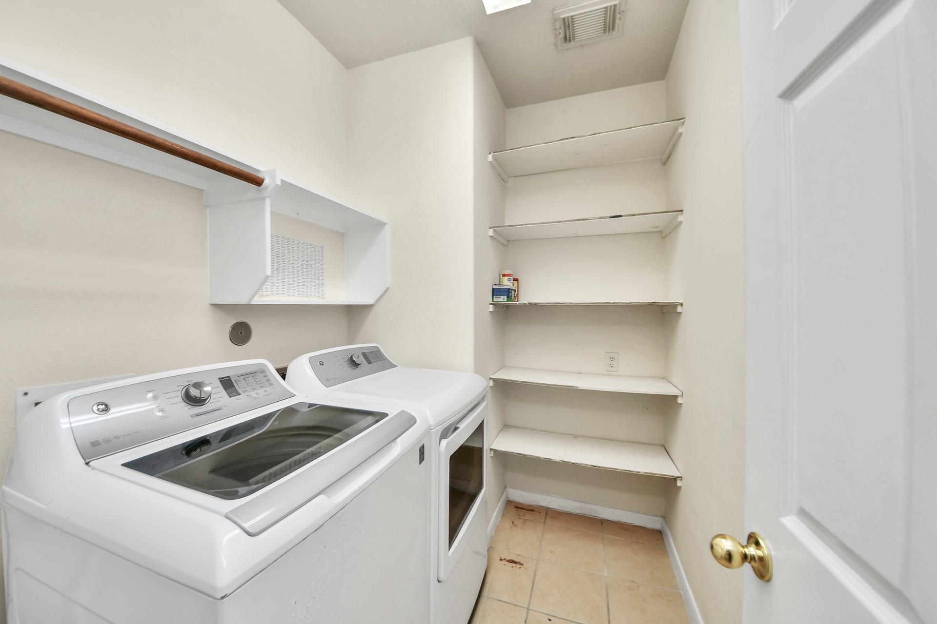 13935 Charterhouse Way, Sugar Land, TX 77498 Laundry room in house