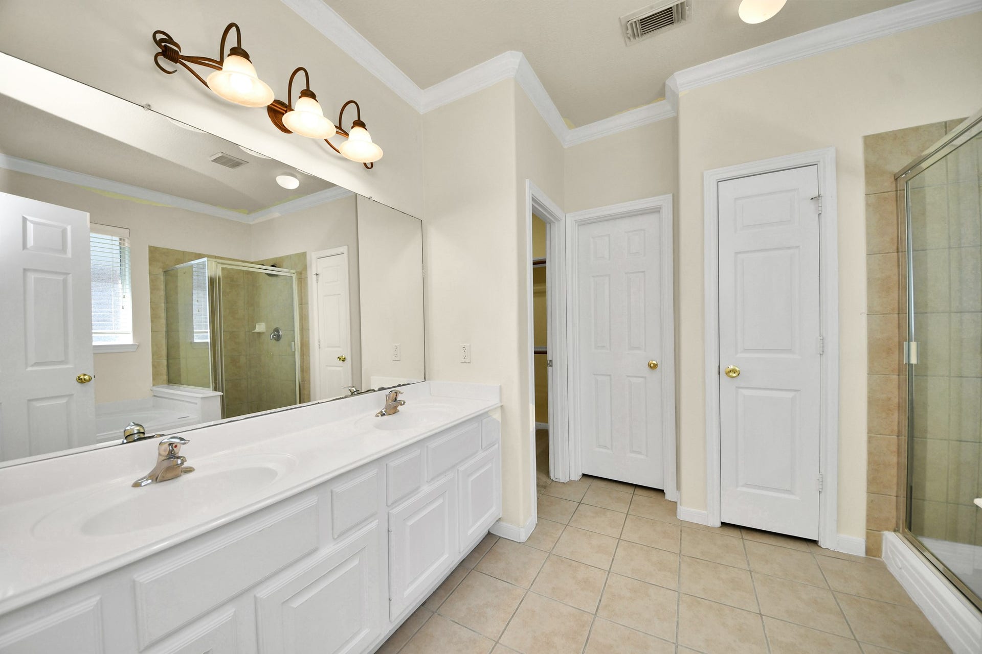 13935 Charterhouse Way, Sugar Land, TX 77498 Dual vanity with double sinks in primary bathroom