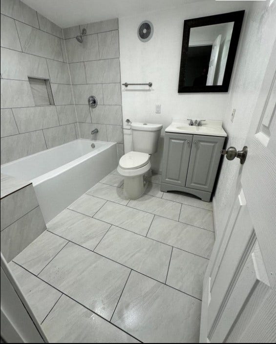 3731 Alberta Street, Houston, TX 77021 Attached master bathroom with soak in tub