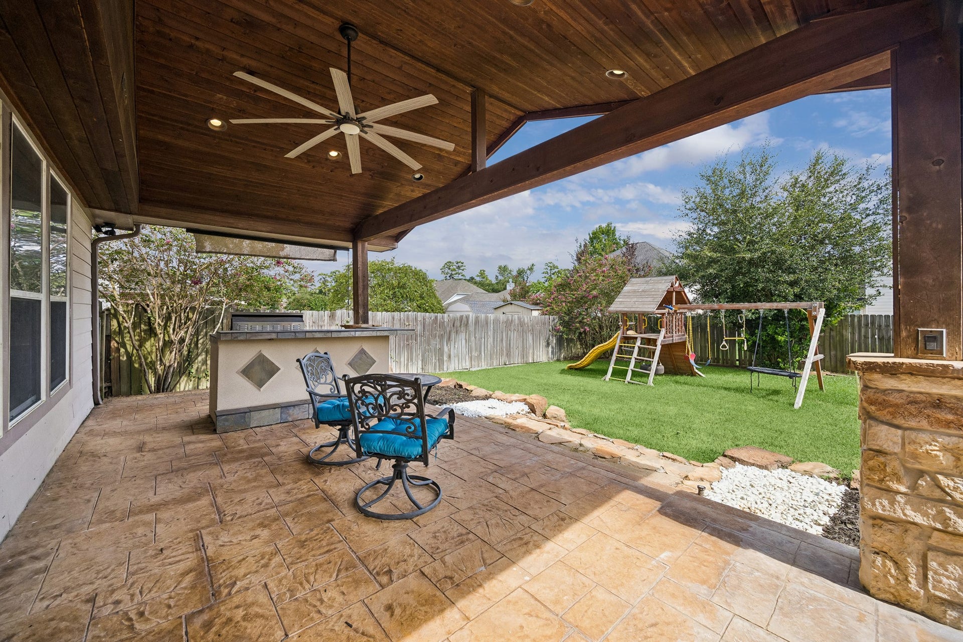 30610 N Sulphur Creek Drive, Magnolia, TX 77355 Covered back patio with outdoor kitchen!