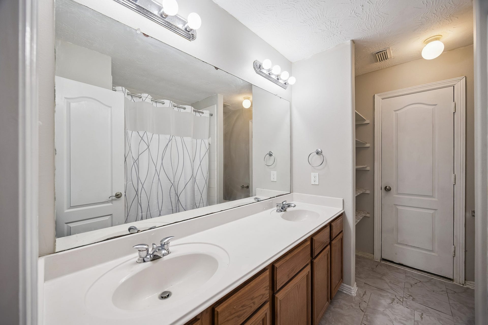 30610 N Sulphur Creek Drive, Magnolia, TX 77355 Guest bathroom