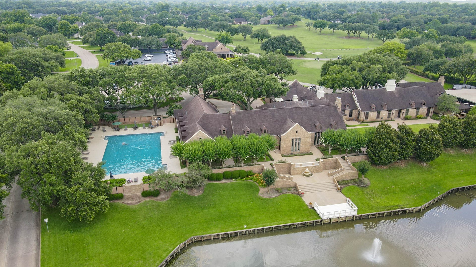 33103 Whickham Circle, Fulshear, TX 77441 Residents have access to championship golf, a driving range, practice facilities, tennis courts, pickleball courts, fitness amenities, swimming facilities, dining venues, social events, and an active calendar of community activities.