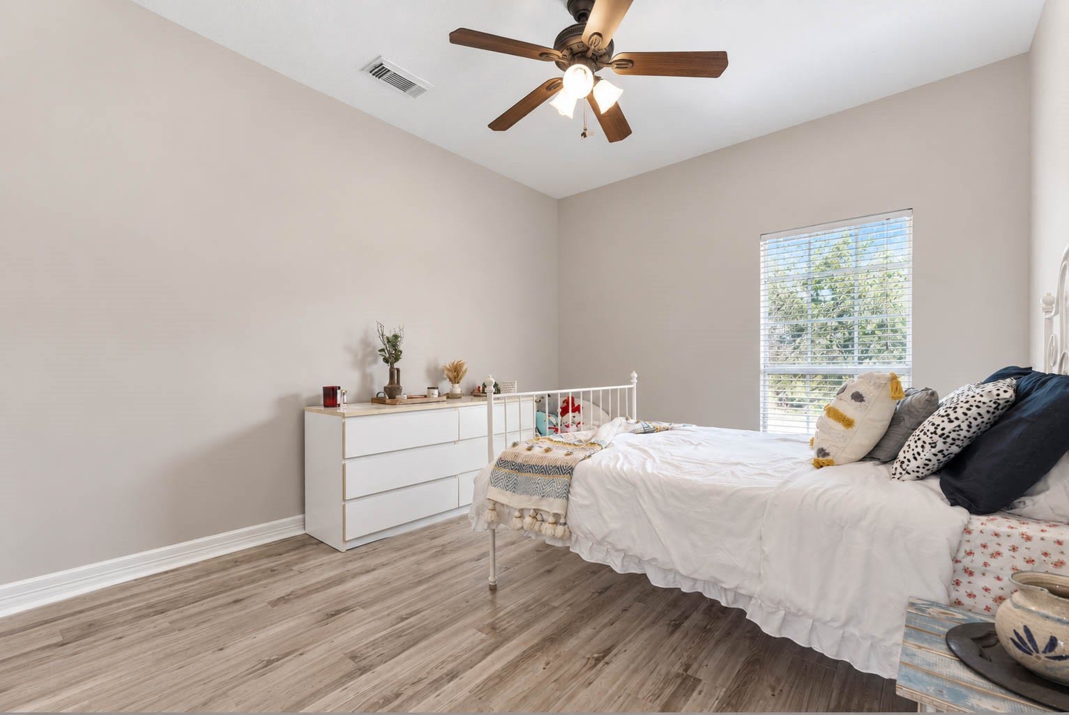 33103 Whickham Circle, Fulshear, TX 77441 This final secondary bedroom offers generous proportions with wood-look flooring, high ceilings, a ceiling fan, & neutral finishes. Natural light creates a bright and welcoming feel, while a spacious walk-in closet provides abundant storage.