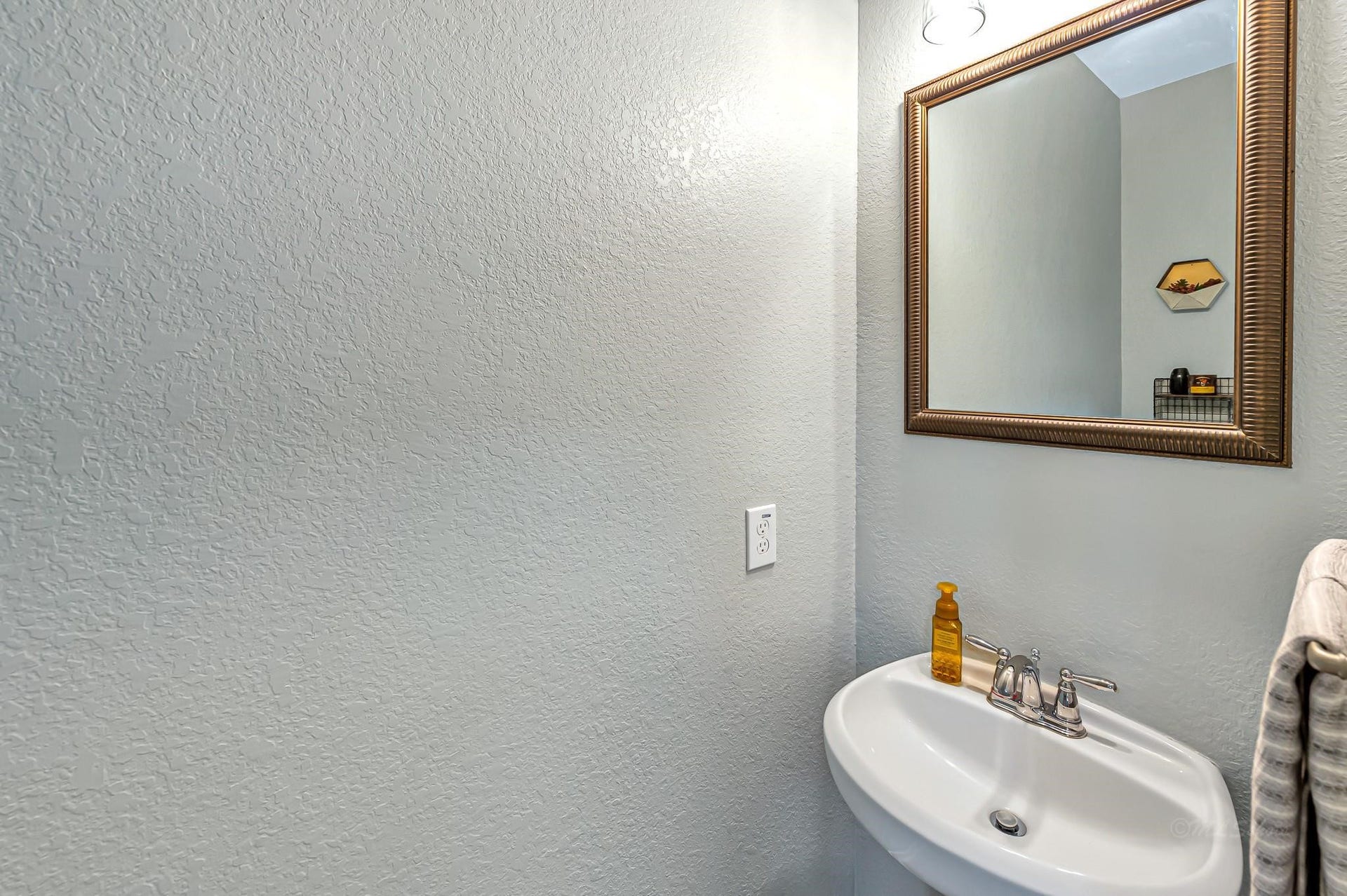 11618 Via Verdone Drive, Richmond, TX 77406 Half bath downstairs