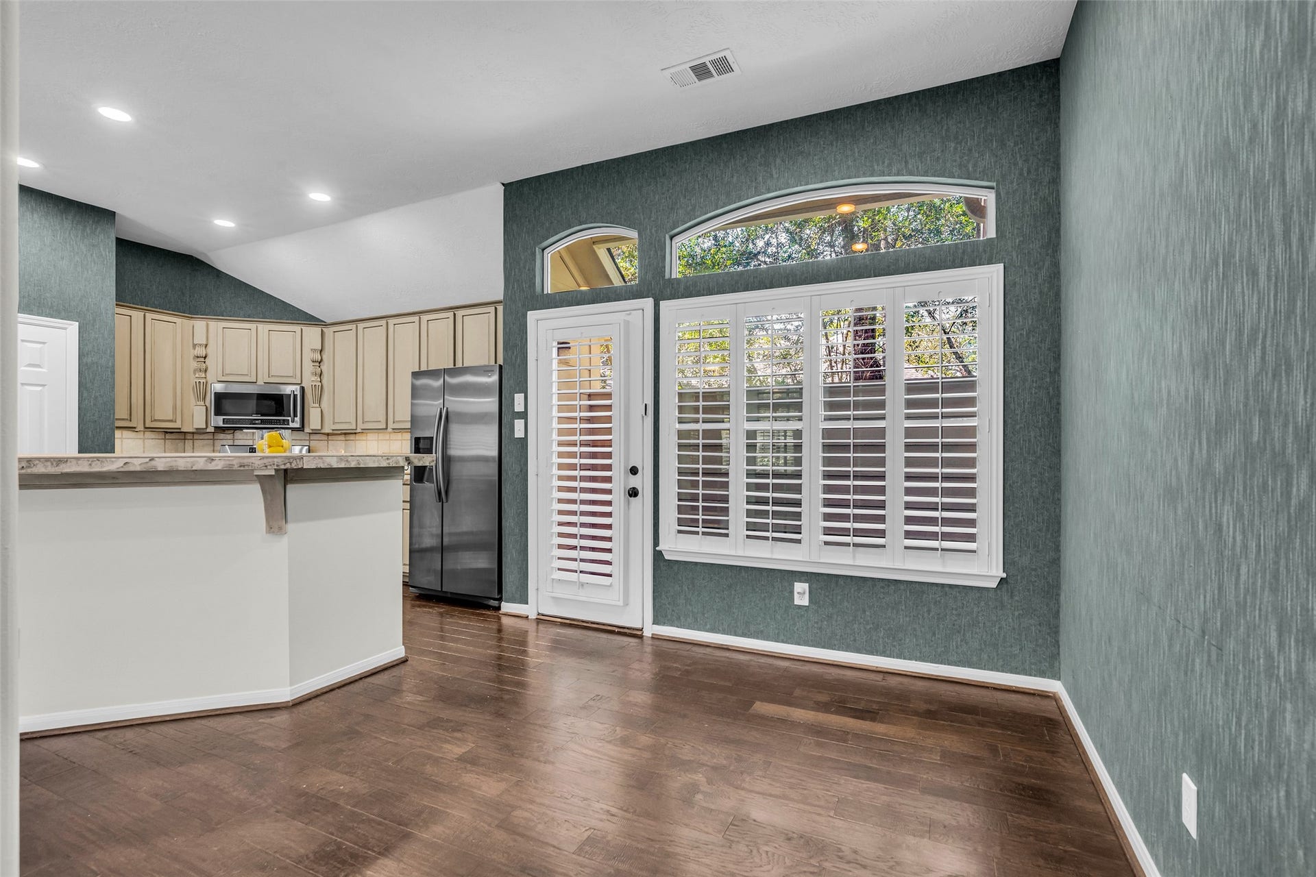 39 Currymead Place, The Woodlands, TX 77382 Breakfast Room with small patio and plenty of windows and plantation shutters
