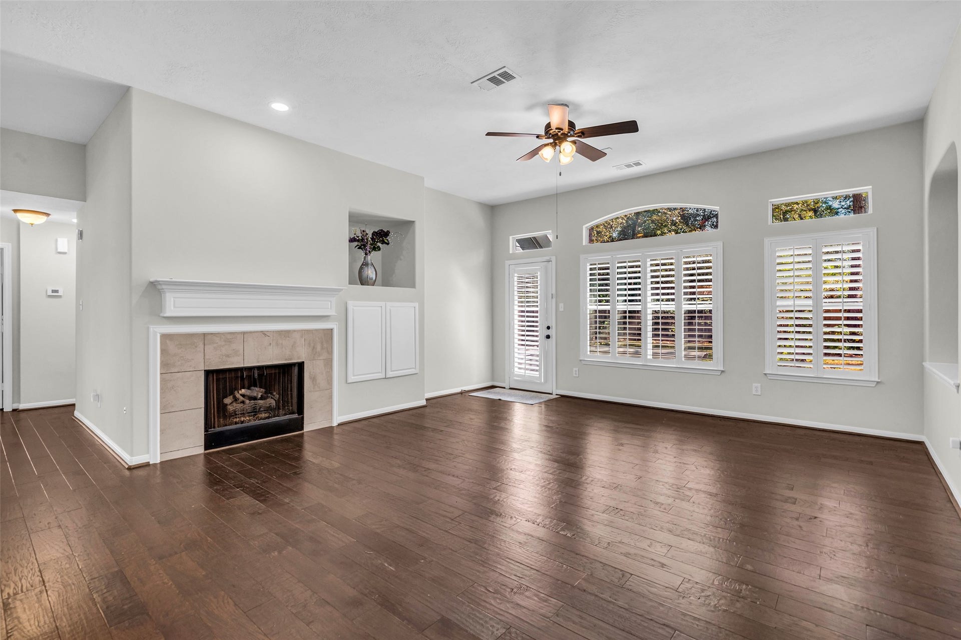 39 Currymead Place, The Woodlands, TX 77382 Gas Log Fireplace and built-ins for media equipment or artwork
