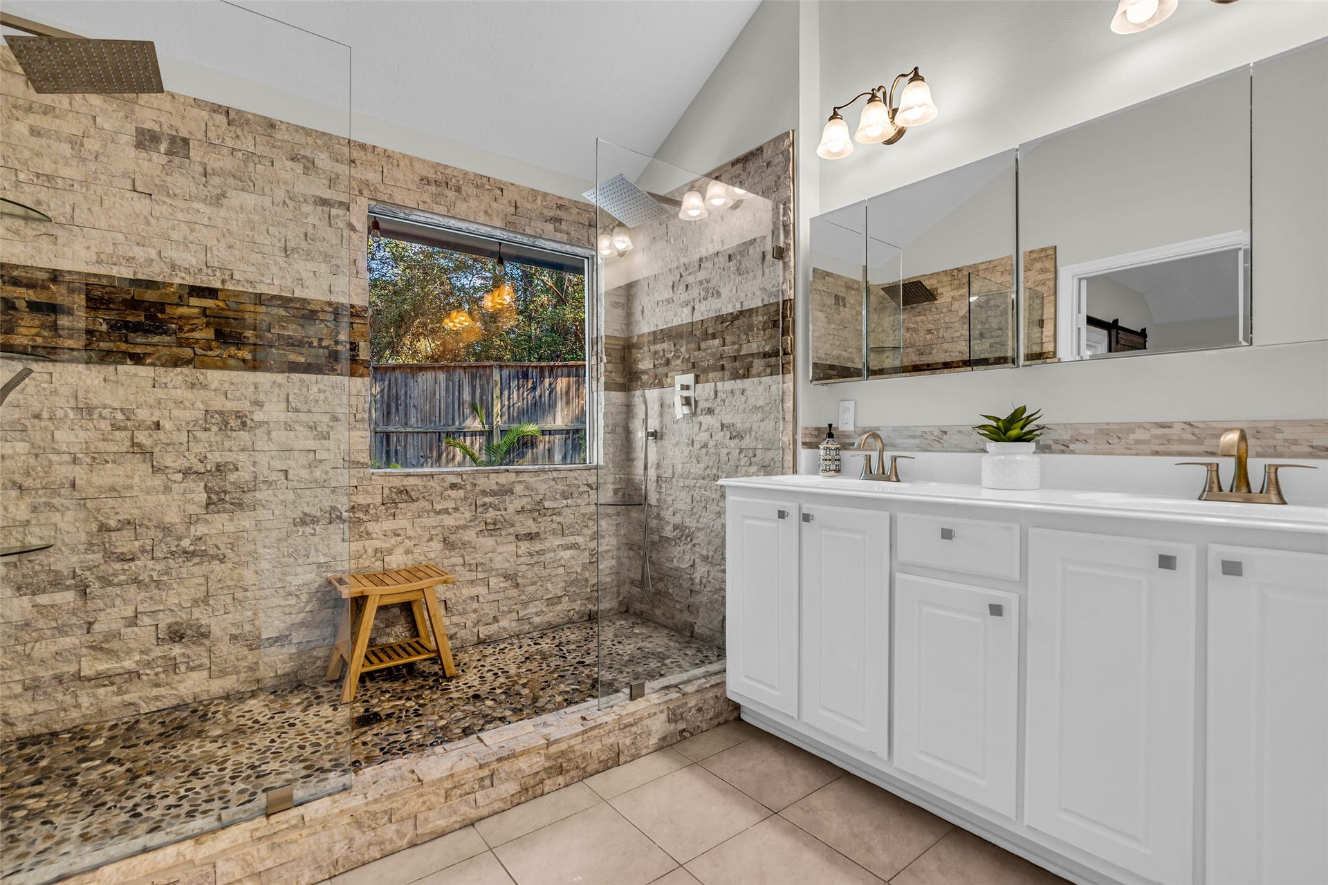 39 Currymead Place, The Woodlands, TX 77382 Spa-like Double Shower