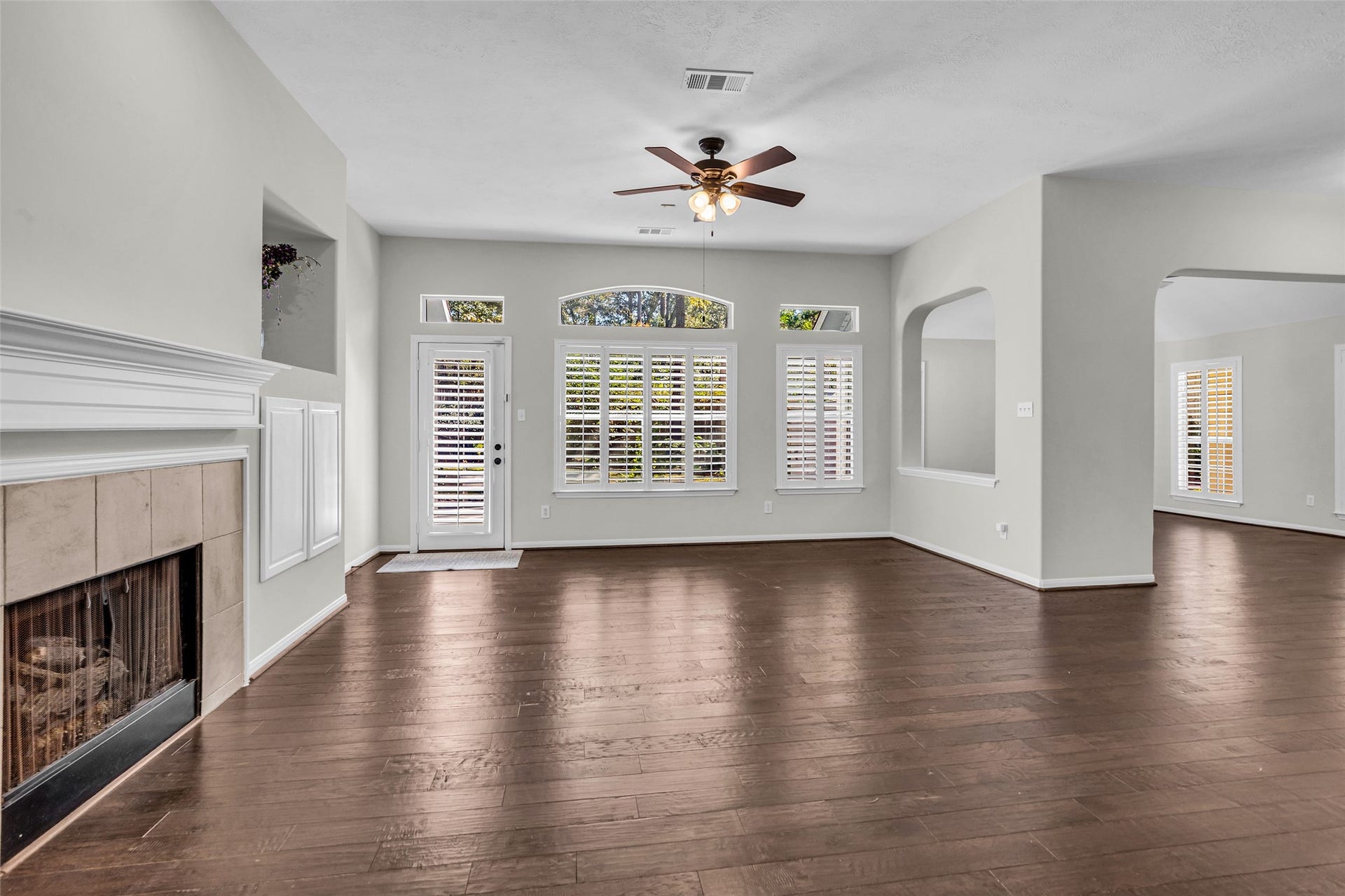 39 Currymead Place, The Woodlands, TX 77382 Living Room with tons of natural light and plantation shutters