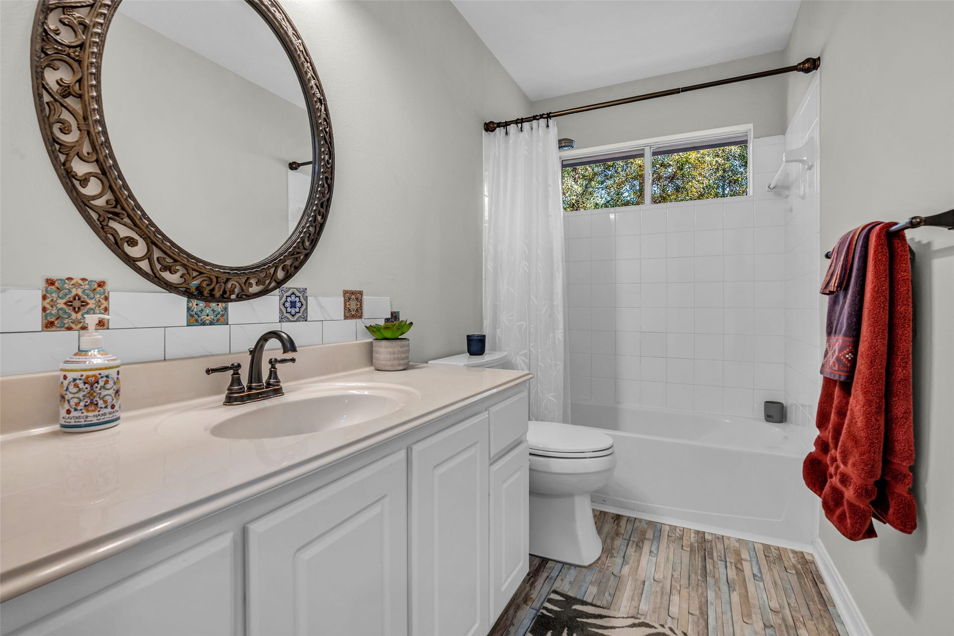 39 Currymead Place, The Woodlands, TX 77382 Secondary Bathroom with Tub/Shower Combo and Natural Light