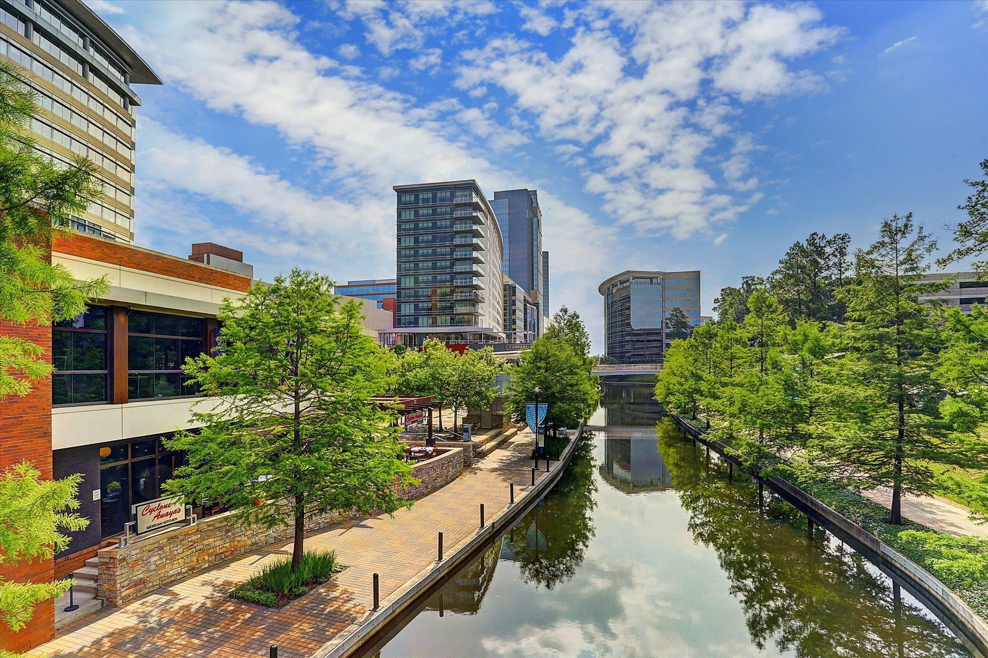 39 Currymead Place, The Woodlands, TX 77382 Be sure to check out all the fantastic dining options along the Waterway. Walkability from the Mall to the Riva Boathouse with plenty of places in the middle.