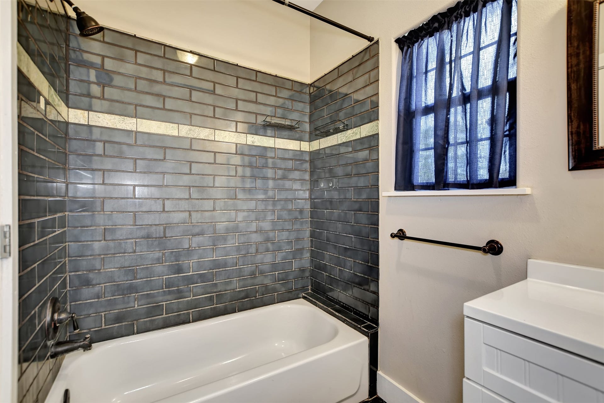 2546 16th Street, Hempstead, TX 77445 The shower in the primary bathroom.