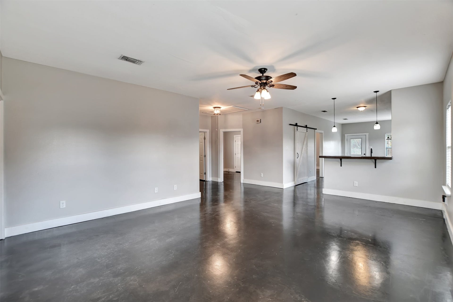 2546 16th Street, Hempstead, TX 77445 The living room is so spacious.