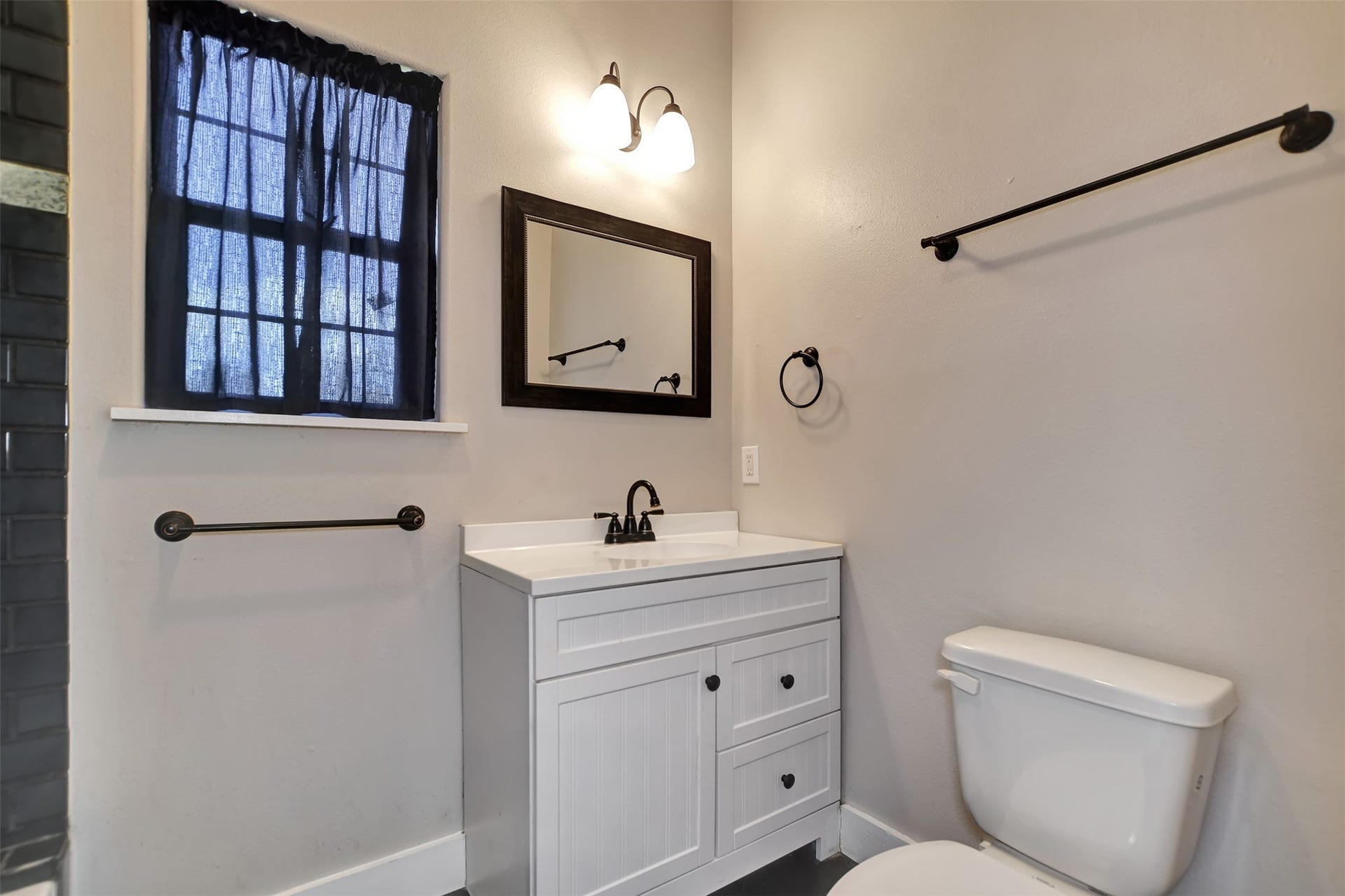 2546 16th Street, Hempstead, TX 77445 Primary bathroom