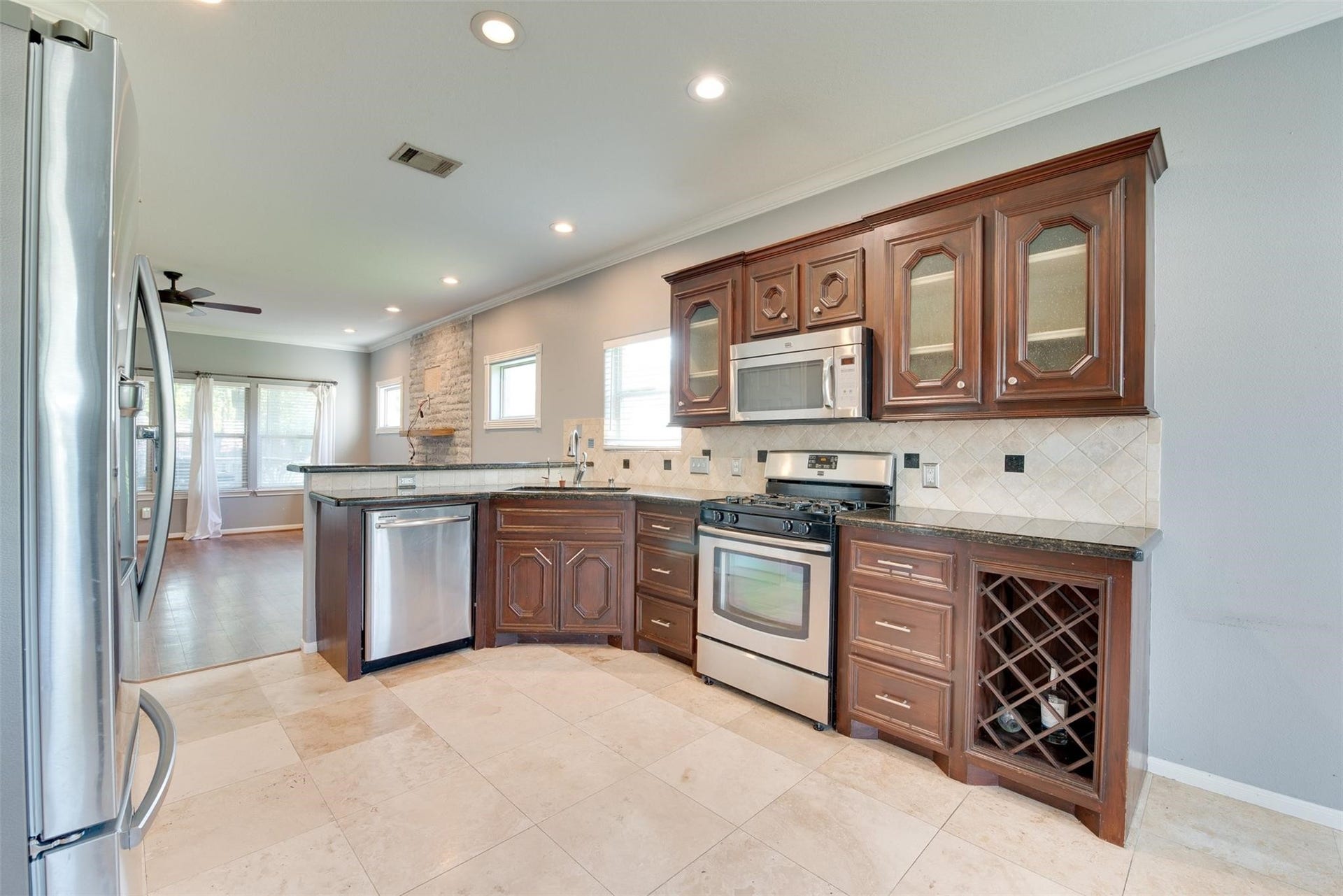 17 Pine Way, Conroe, TX 77304