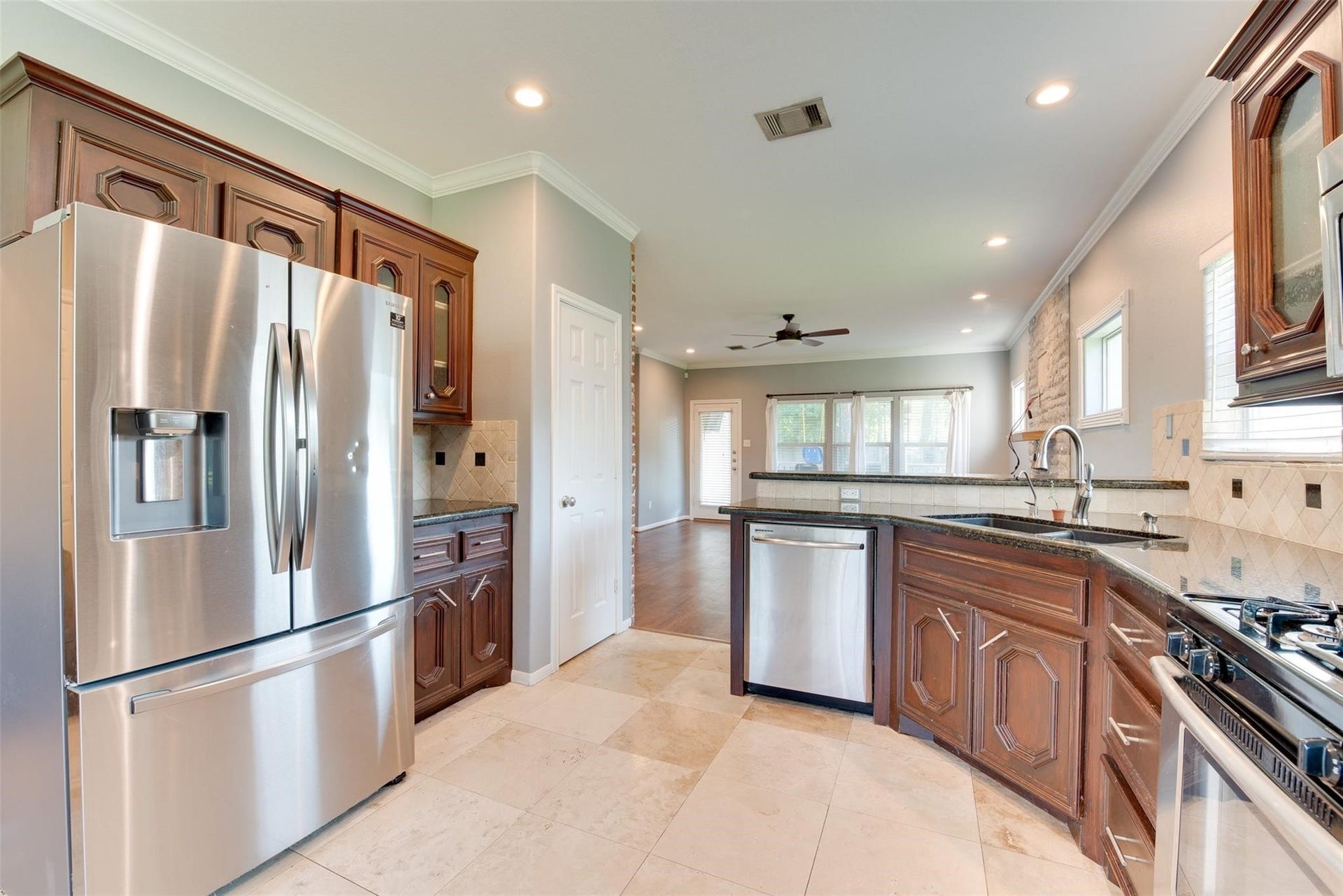 17 Pine Way, Conroe, TX 77304