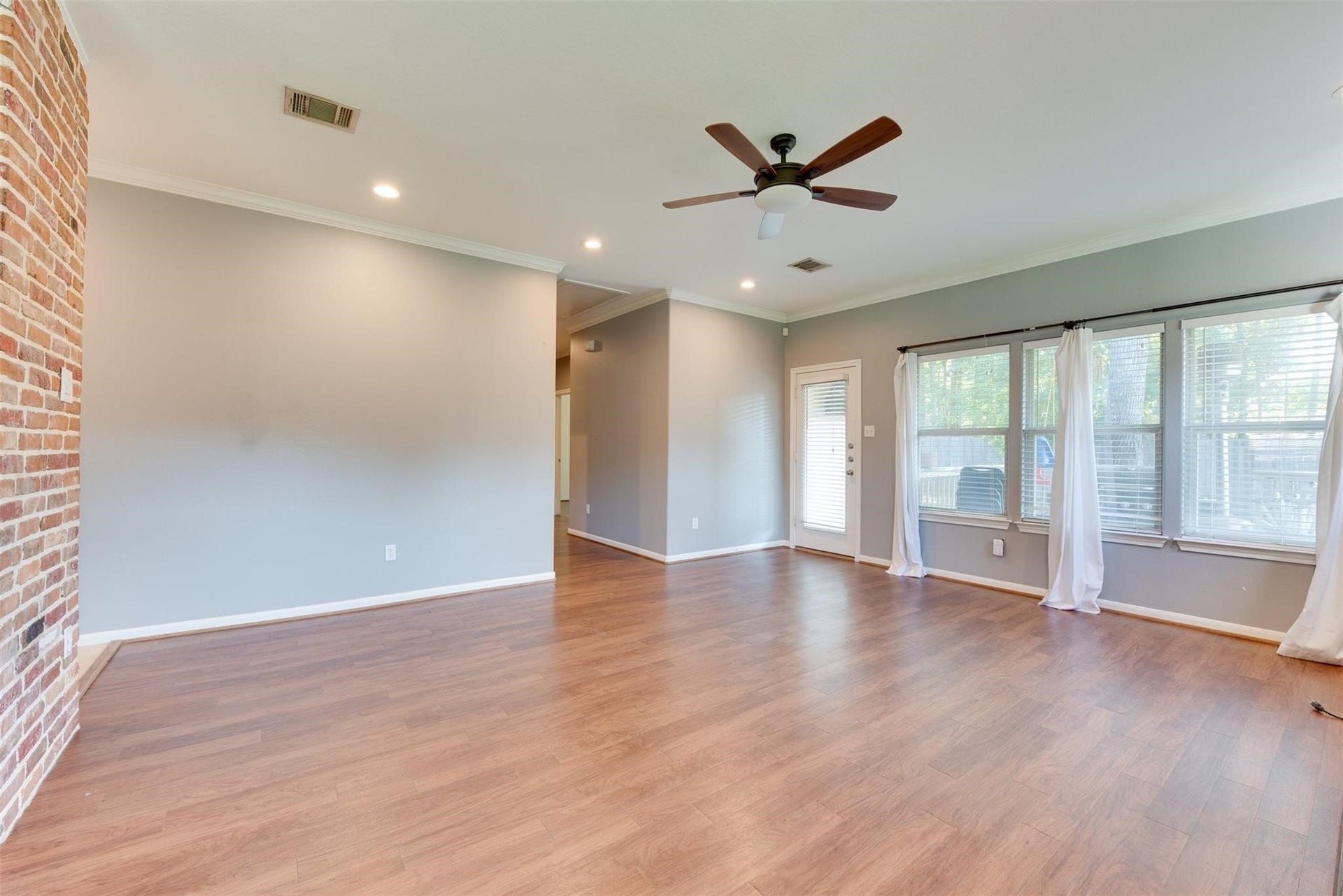 17 Pine Way, Conroe, TX 77304
