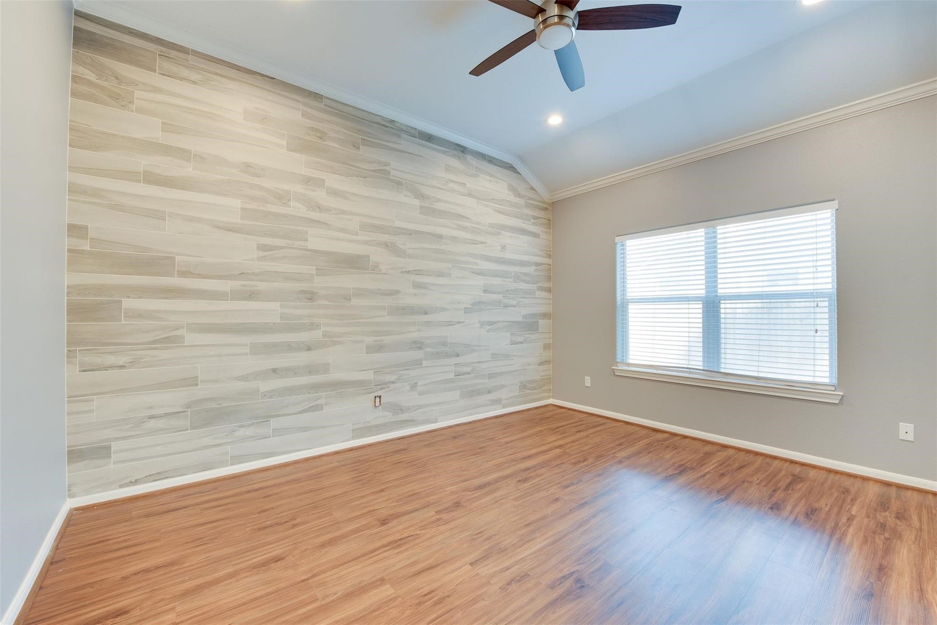 17 Pine Way, Conroe, TX 77304