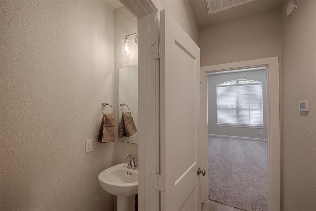 115 Handley Drive, Montgomery, TX 77316 Half bath.