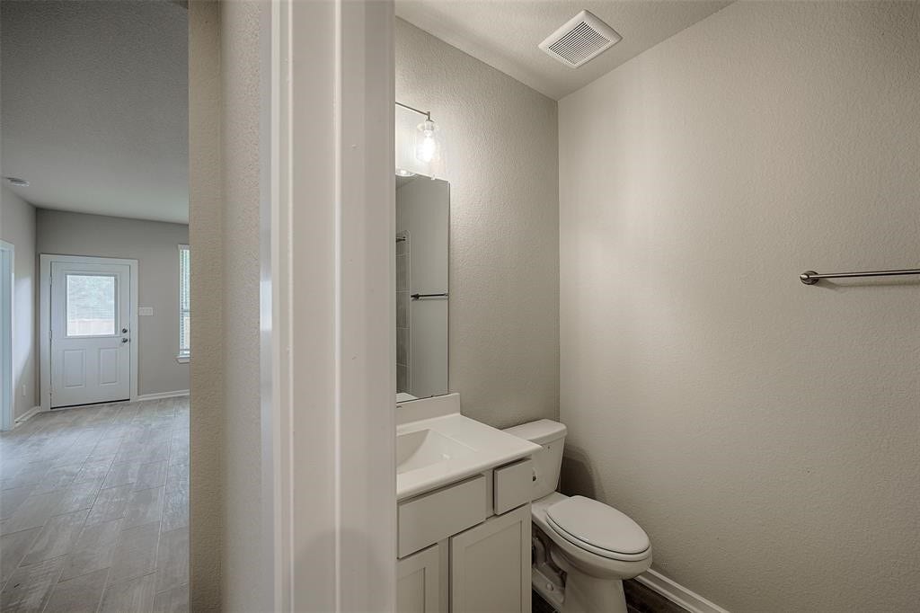 115 Handley Drive, Montgomery, TX 77316 Ground level bath off large flex living area.