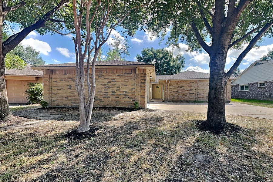 Property photo for 1918 E Navaho Trail, Katy, TX