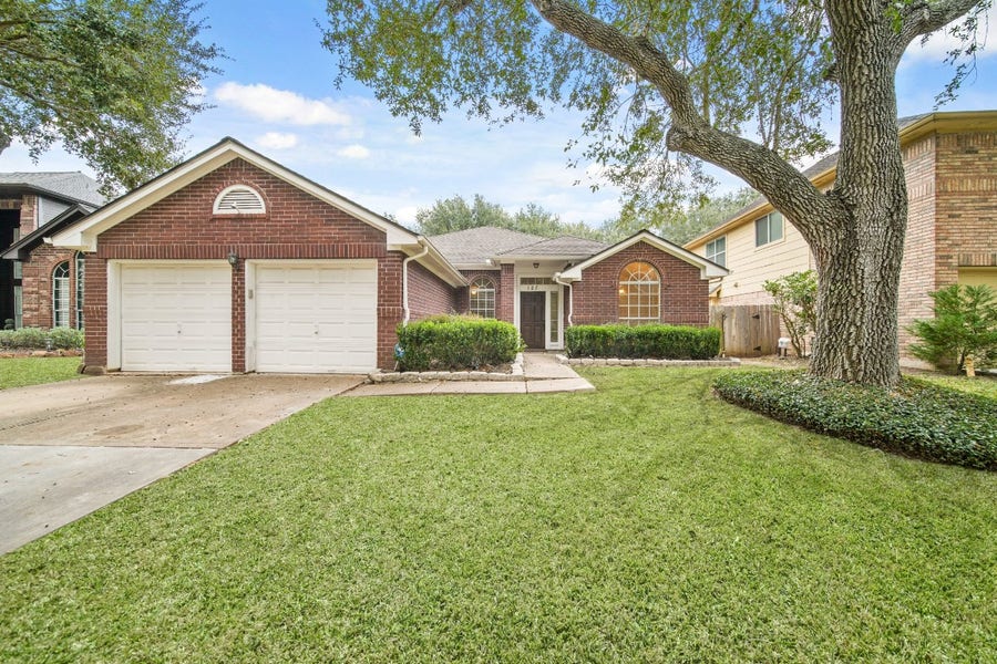 Property photo for 127 Selkirk Drive, Sugar Land, TX