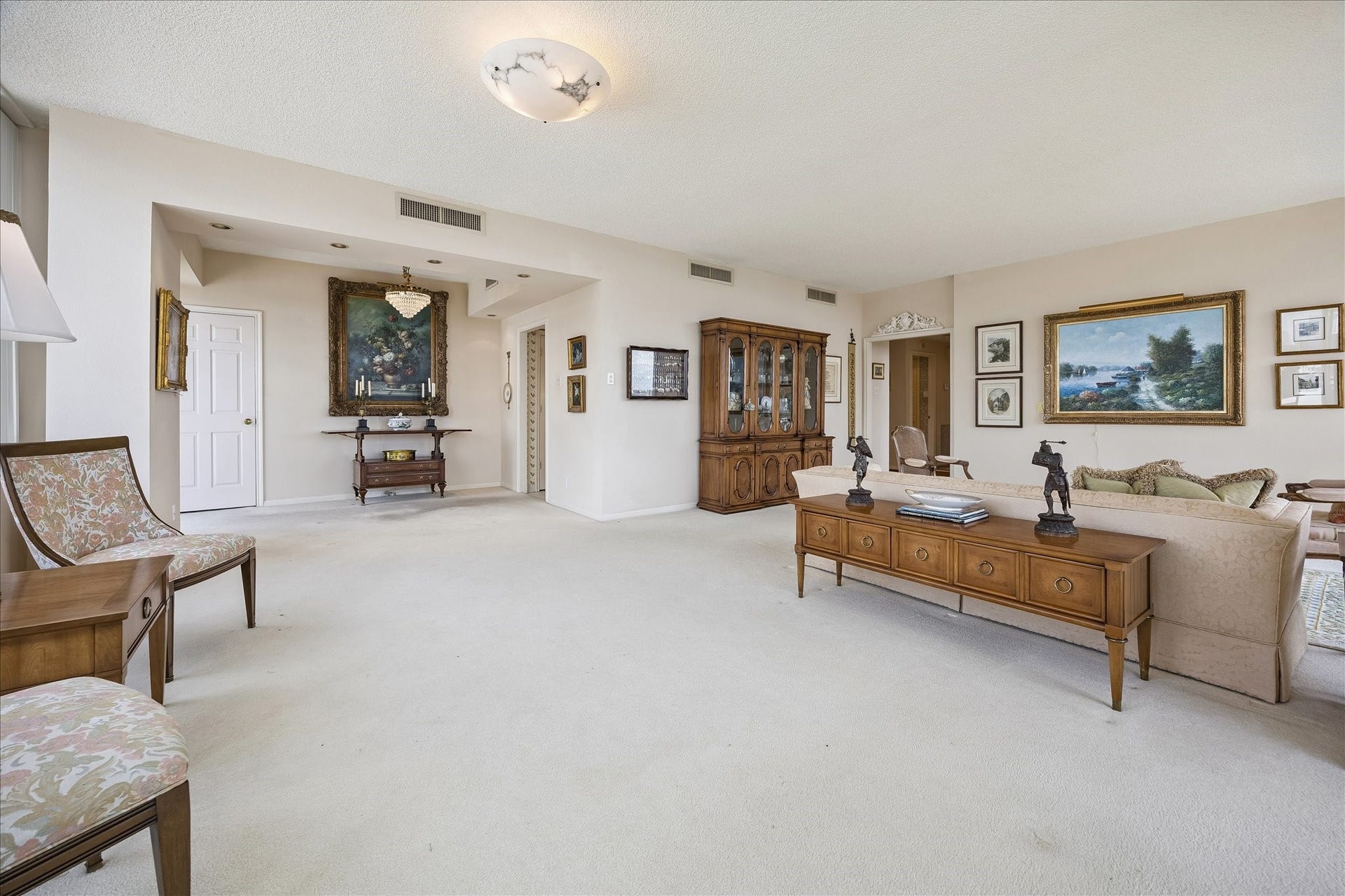 15 Greenway Plaza, #9F, Houston, TX 77046 Expansive living areas with breakfast room or den off of the kitchen.